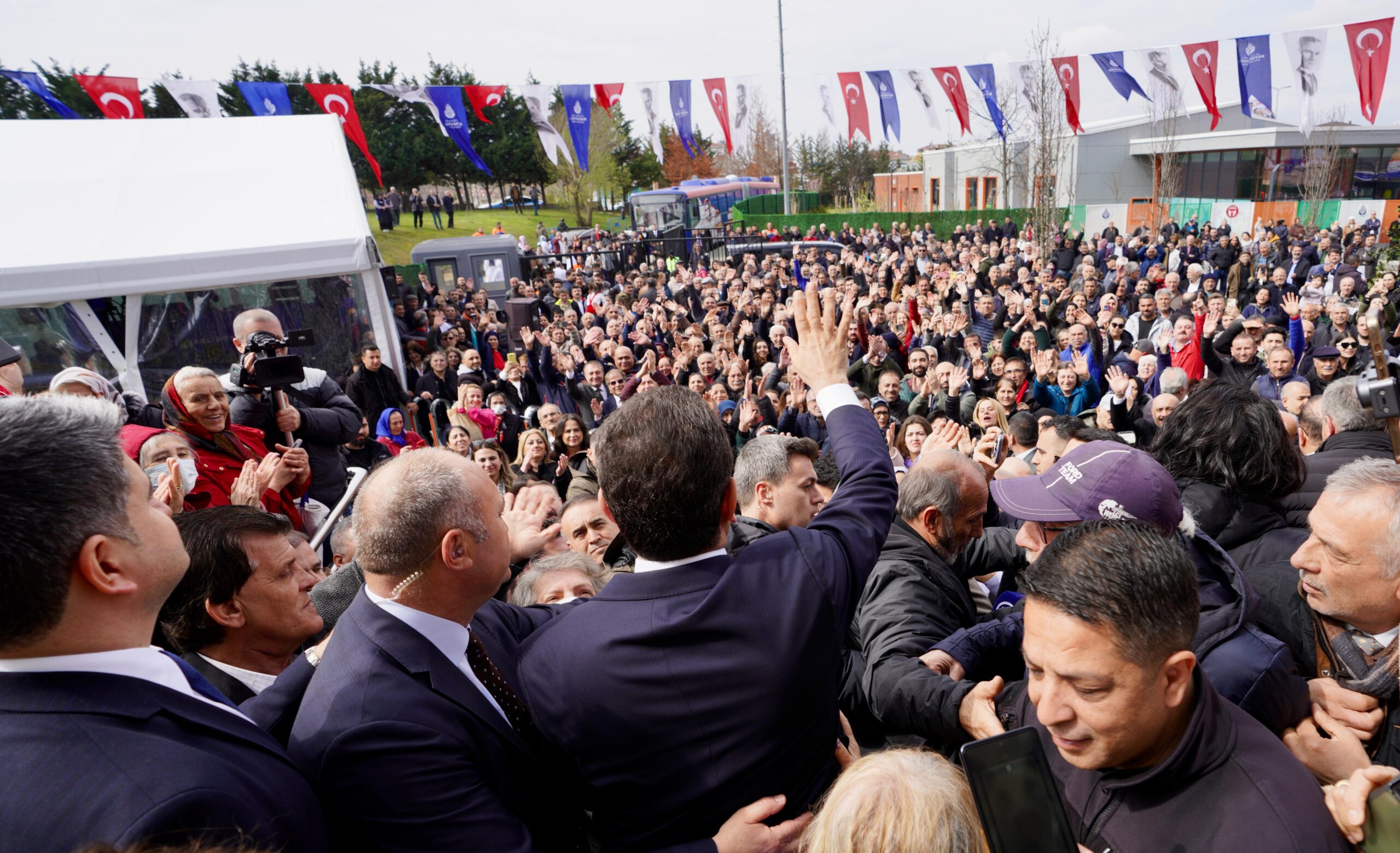 BAŞKAN İMAMOĞLU, HER BİRİSİNE HEPİNİZİN ÖNÜNDE YÜREKTEN TEŞEKKÜR ETME BORCUM VAR”