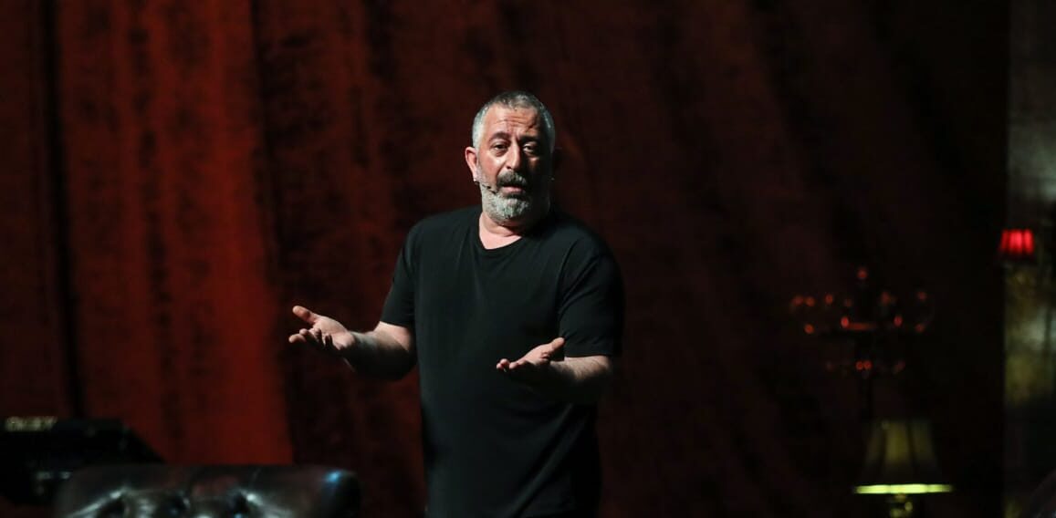 Cem Yılmaz “Geleceğin Hekimleri” için sahneye çıktı