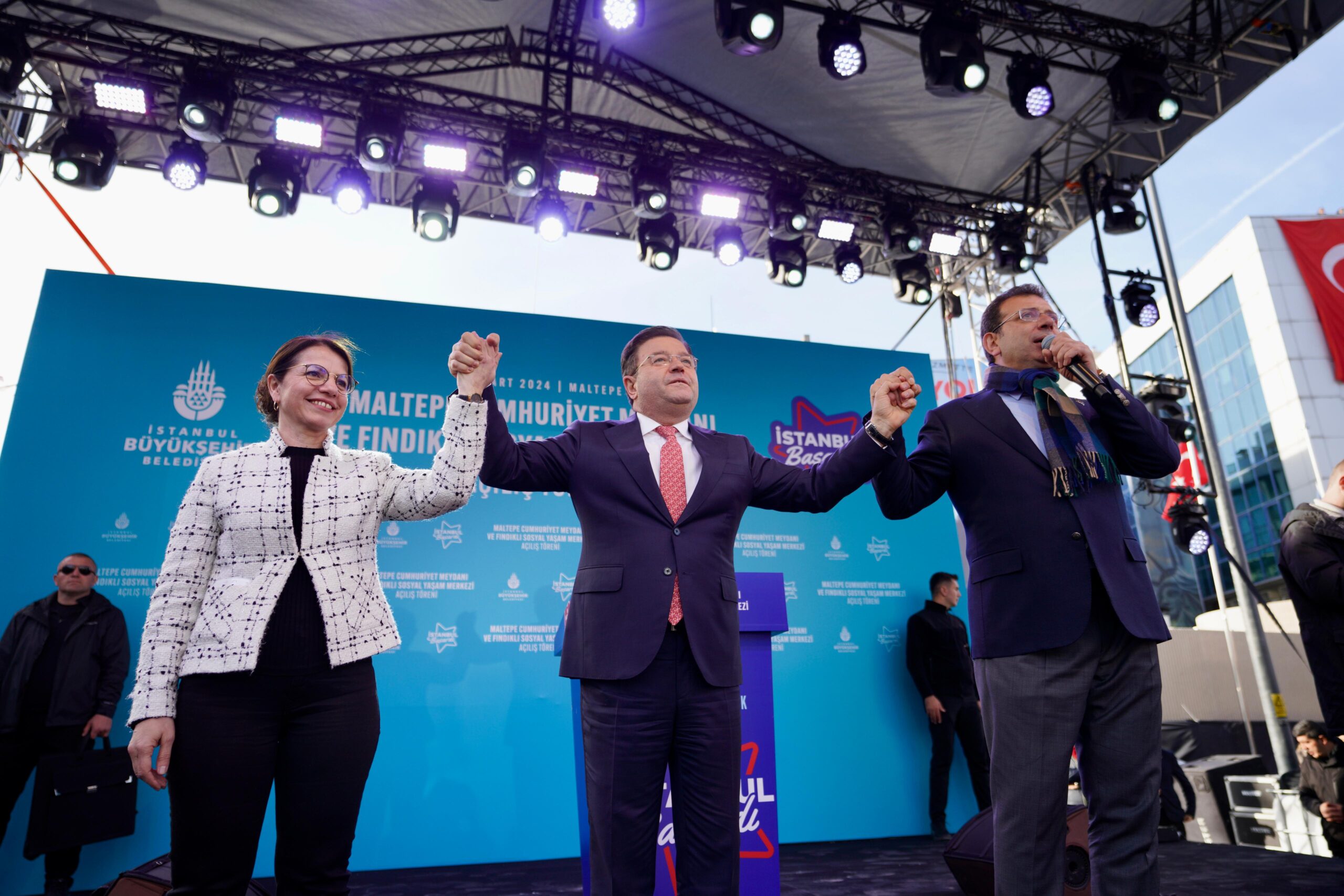 MALTEPE ‘CUMHURİYET MEYDANI’NA KAVUŞTU  İKTİDARIN “UNUTTUKLARINI” HATIRLATTI  İMAMOĞLU: 10 AY GEÇTİ, KALDIRIN ŞU MÜLAKATI; BARİ BİR YERDE ADALETİNİZ OLSUN