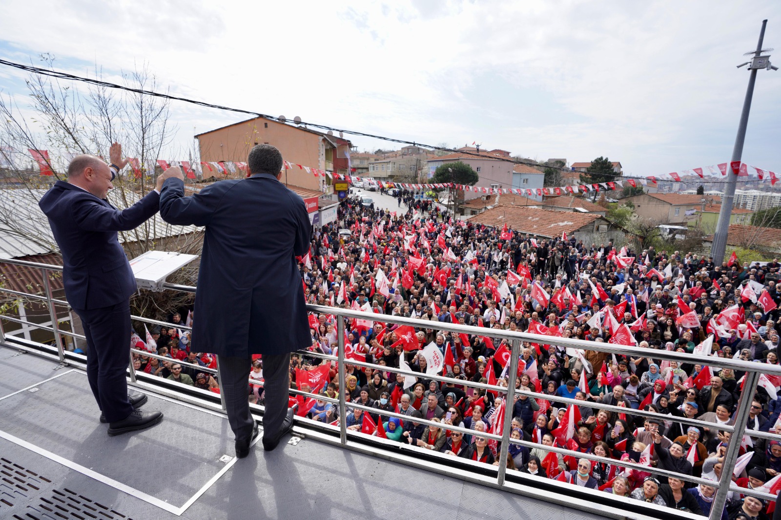 BAŞKAN İMAMOĞLU, PENDİK BELEDİYE BAŞKANI’NIN VATANDAŞ AZARLADIĞI MAHALLEDEN SESLENDİ