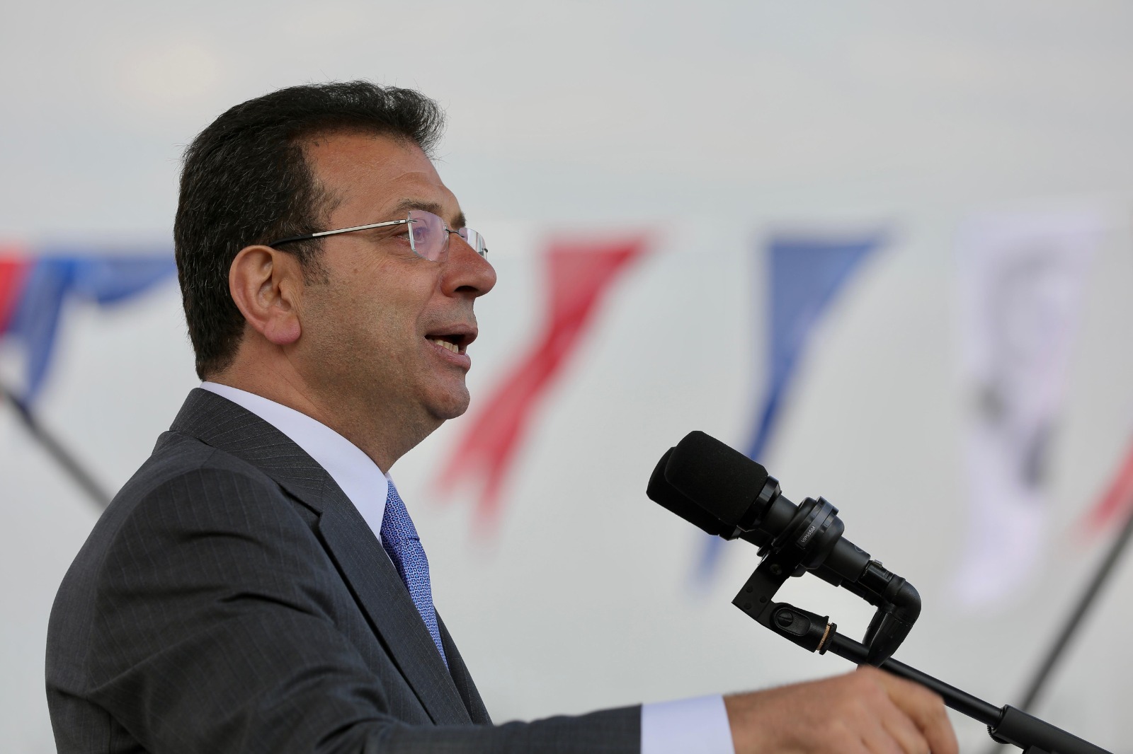 İSTANBUL, EMİNÖNÜ MEYDANI’NA KAVUŞTU