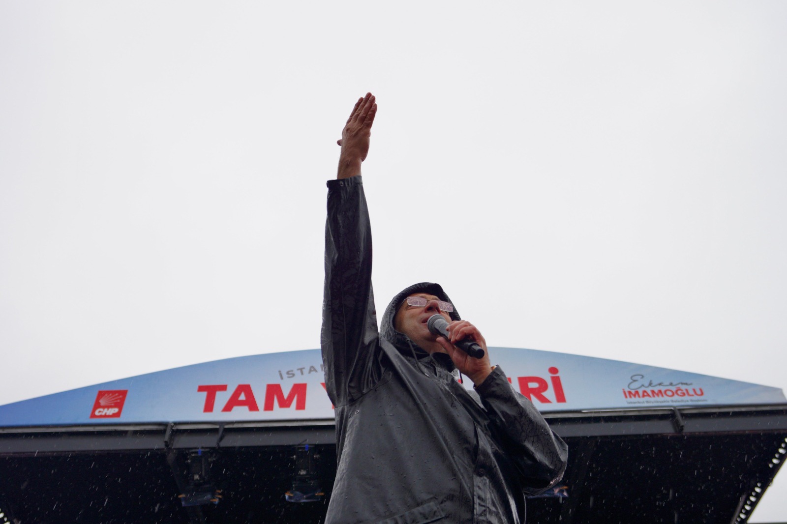 İMAMOĞLU: İSTERSE ANKARA’DAN 17 DEĞİL, 27 BAKANLA GELSİN… BUNLAR, BİR KİŞİ ‘8 ADIM AT’ DERSE, 8 ADIM ATAR; 9’U ATAMAZ