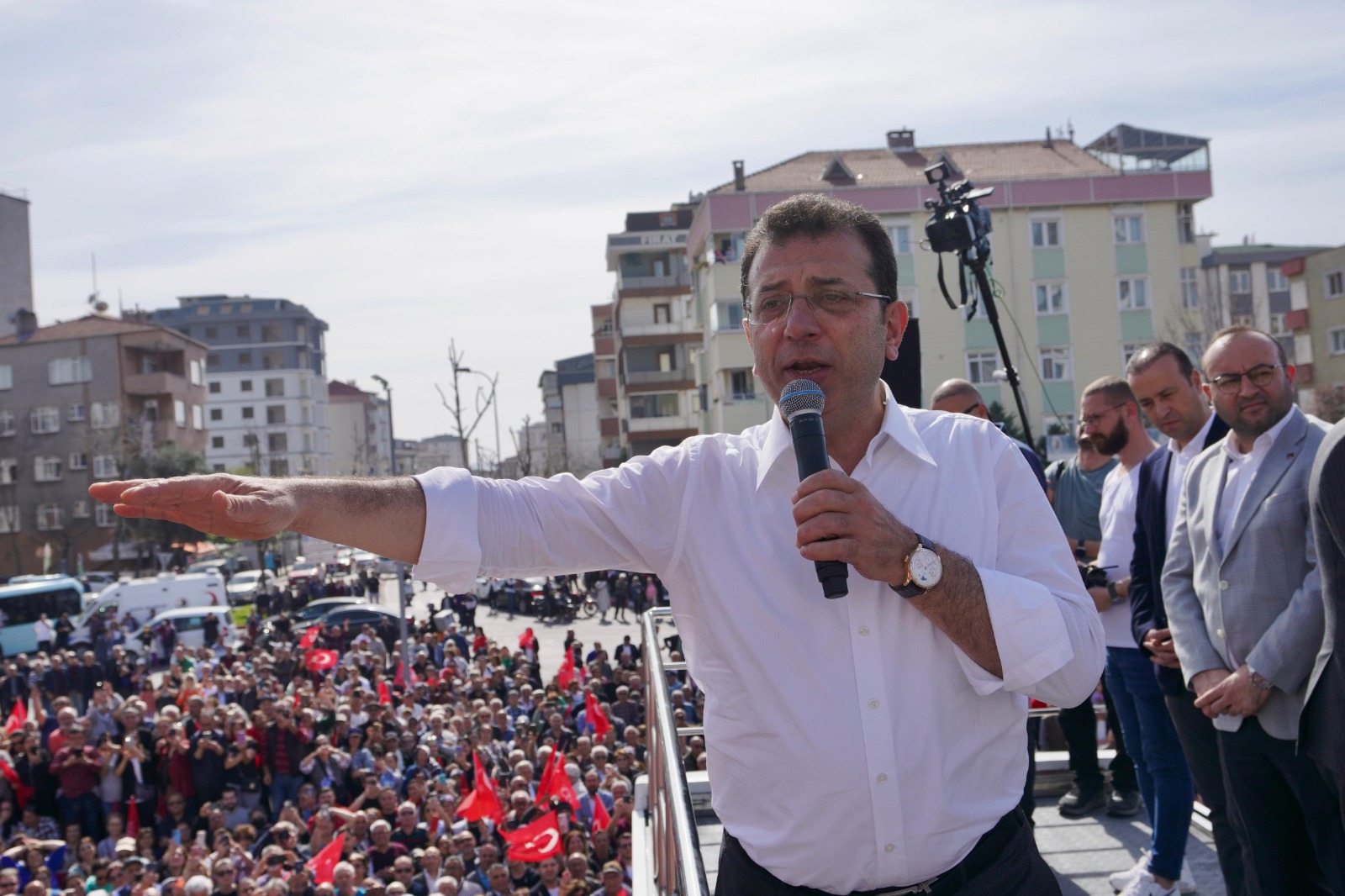 İMAMOĞLU, DÖVİZLERİ OKUDU: “‘SAATLERİ KURUN GİDİYOR MURAT KURUM.’ ALLAH BİLİR GİTMİŞ DE OLABİLİR”