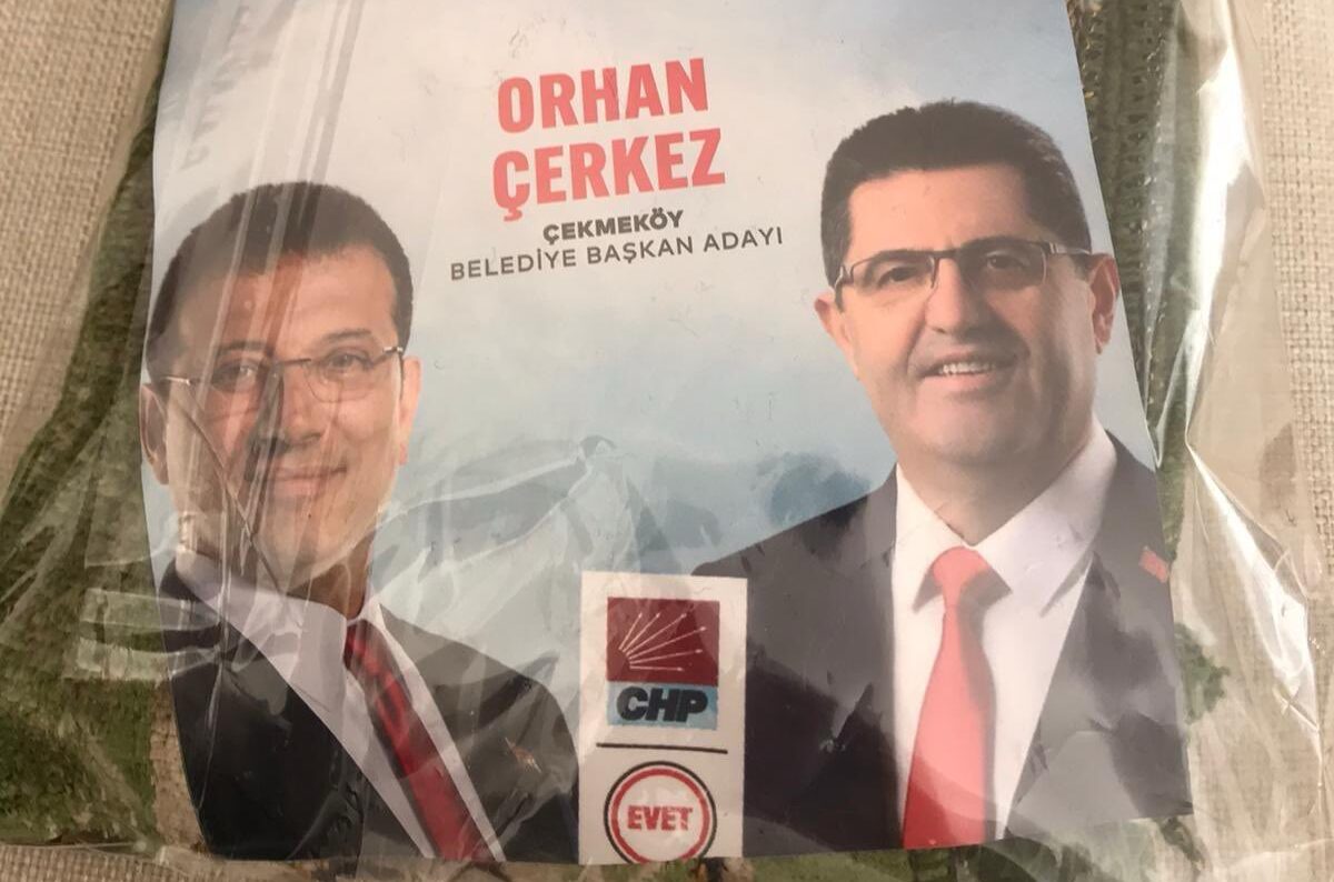 Çekmeköy’de Cumhuriyet Halk Partisi’nin belediye başkan adayı Orhan Çerkez, dikkat çeken bir adım atarak halka seccade dağıtmaya başladı.