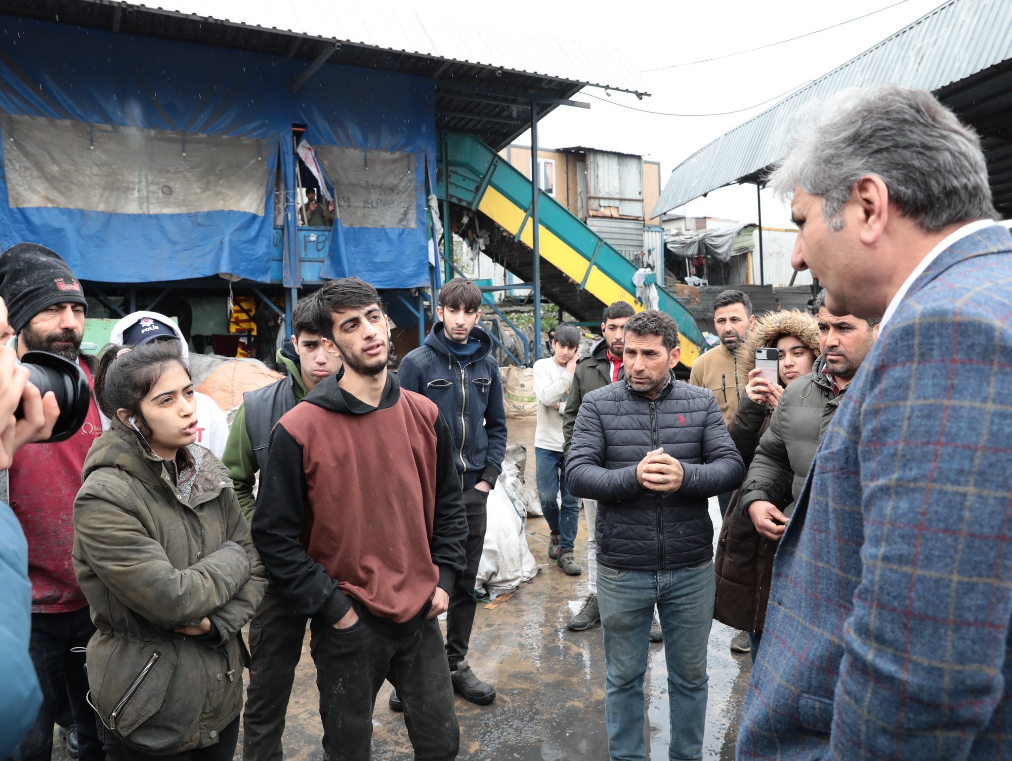 Ümraniye Belediye Başkan Adayı Aykut Erdoğdu, Dudullu Mahallesi’nde Vatandaşlarla Buluştu ve Çevre Temizliğine Katıldı