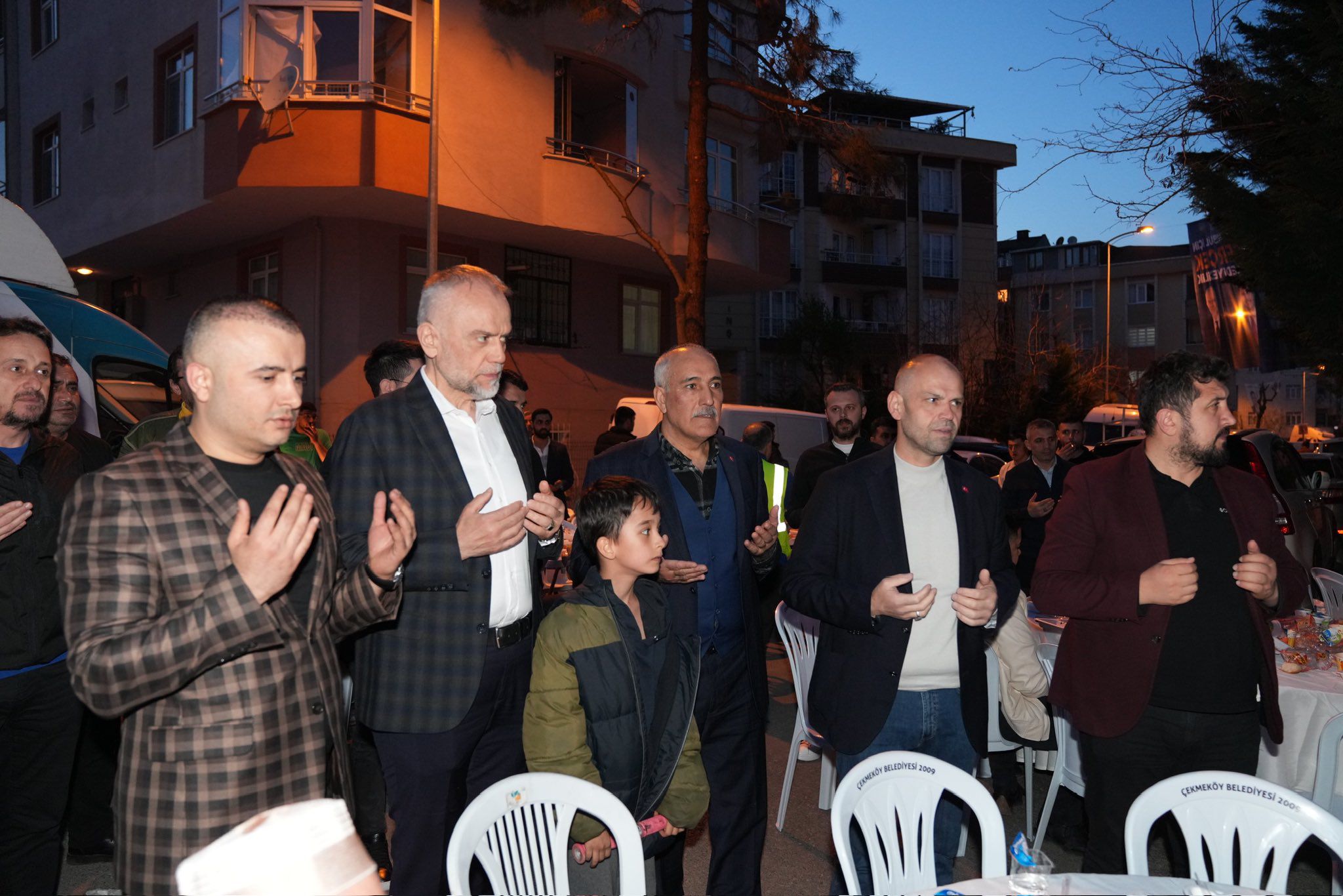 İş İnsanı Taşkın Edik’in Düzenlediği Sokak İftarı, Çamlık Mahallesinde Coşkulu Bir Akşamı Beraberinde Getirdi