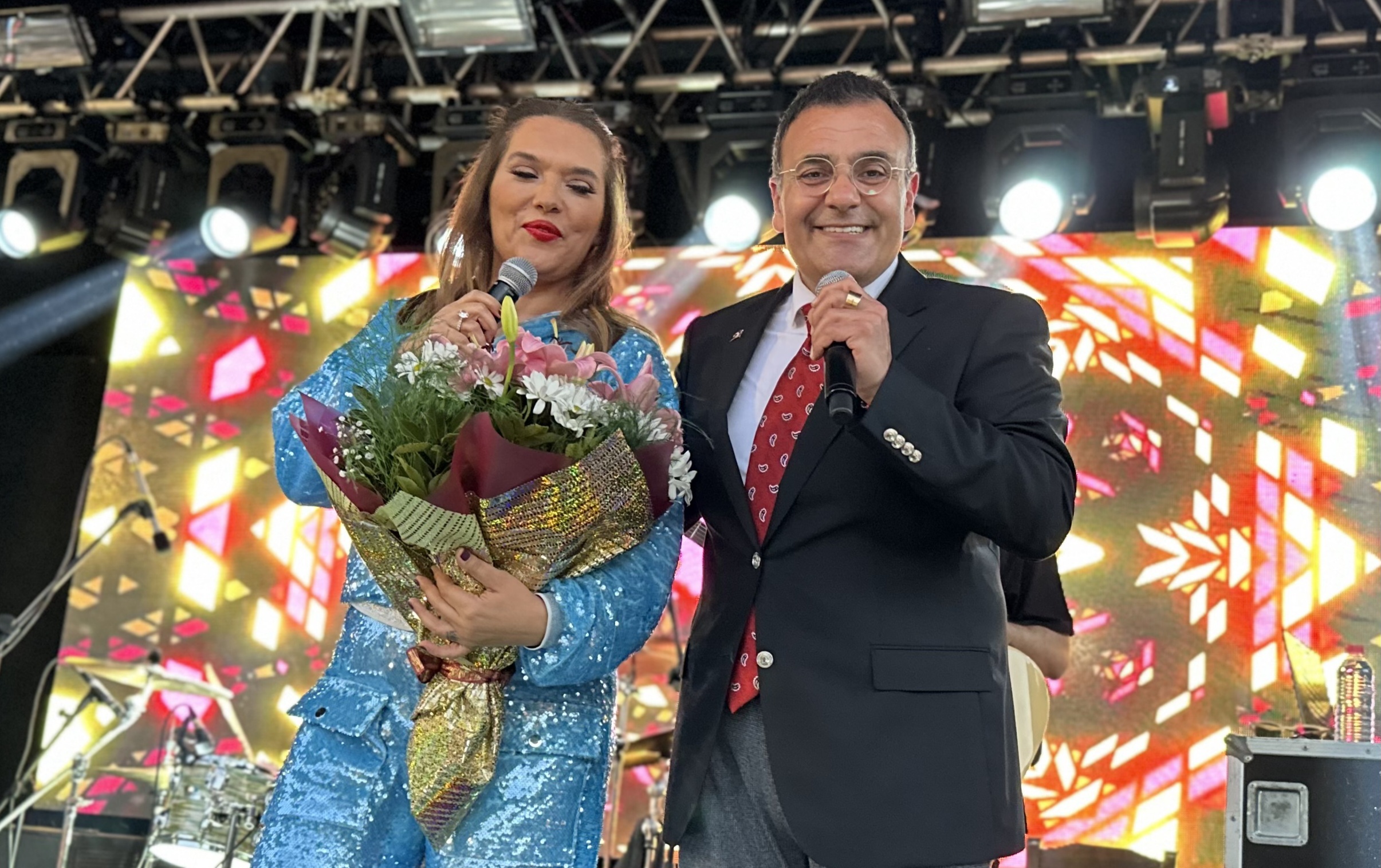 Mesut Yar’ın Açık Hava Seçim Toplantısında Demet Akalın Coşkusu