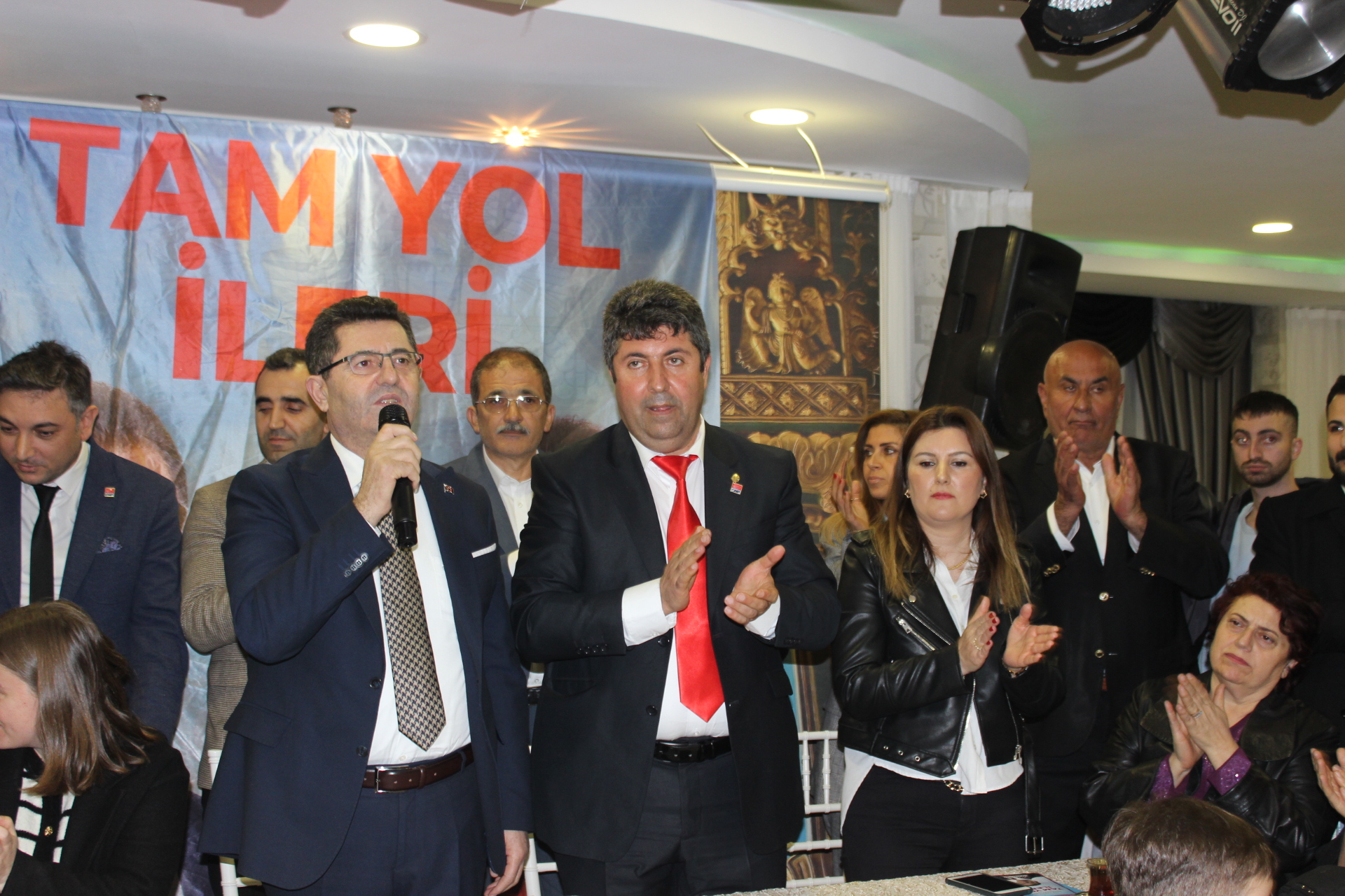 Çekmeköy’de CHP Buluşması: Salon Doldu Taştı, Birlik ve Beraberlik Mesajları Verildi