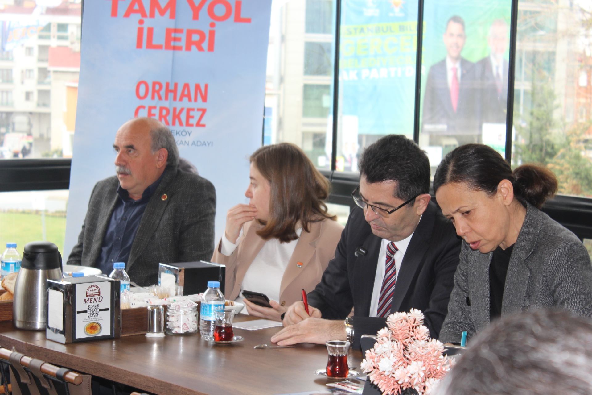 Taşdelen Kervansaray Restoran’da düzenlenen kahvaltıda CHP Çekmeköy Belediye Başkan Adayı Orhan Çerkez, projelerini muhtarlarla paylaştı.