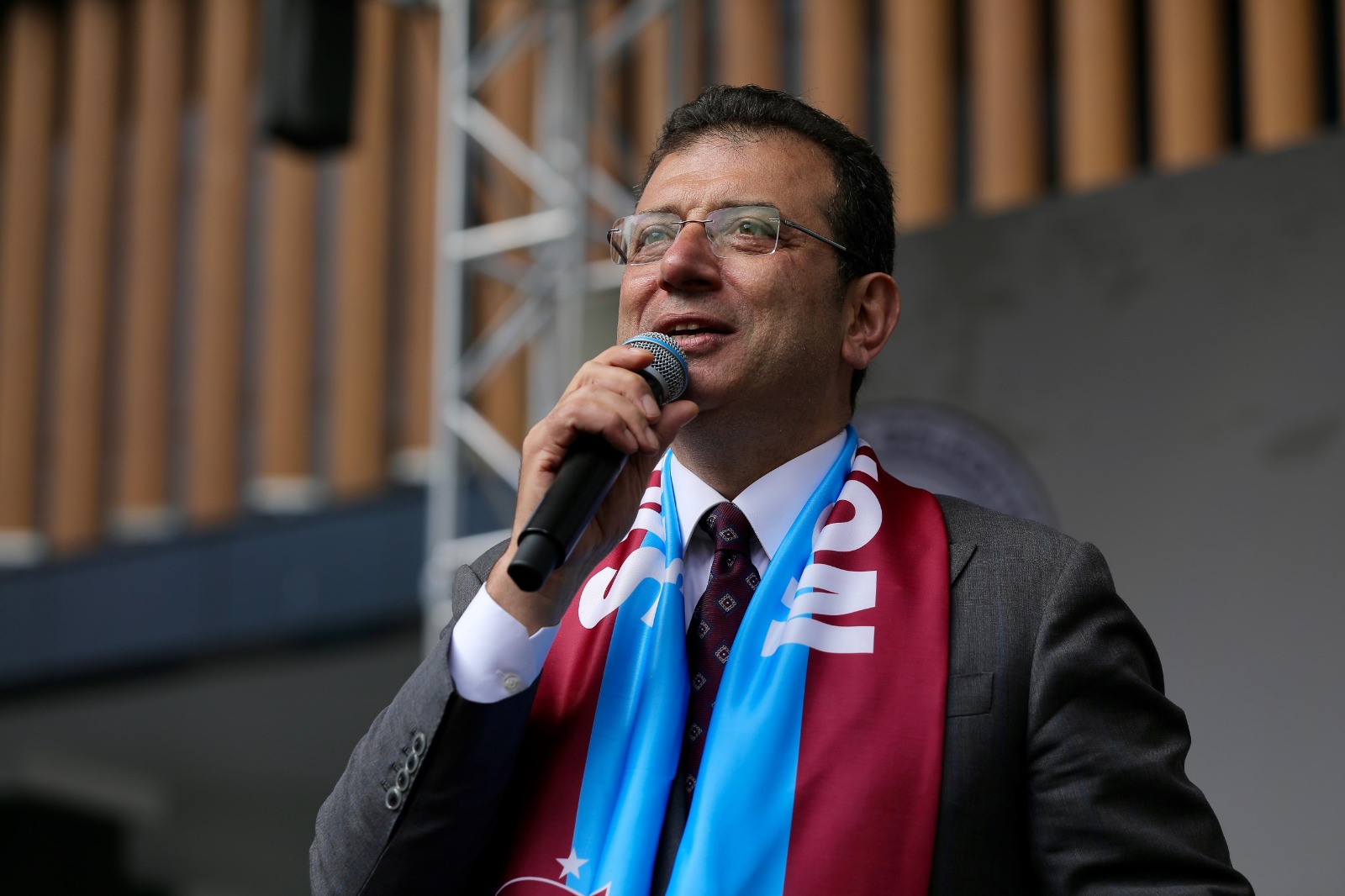 İMAMOĞLU’NDAN TRABZON’DA ‘DEMOKRASİ’ UYARISI: DEMOKRASİYİ RAYINDAN ÇIKARIRSANIZ KADINLARA, ÇOCUKLARA, GENÇLERE, EMEKLİLERE ZULÜM ÇEKTİRİR