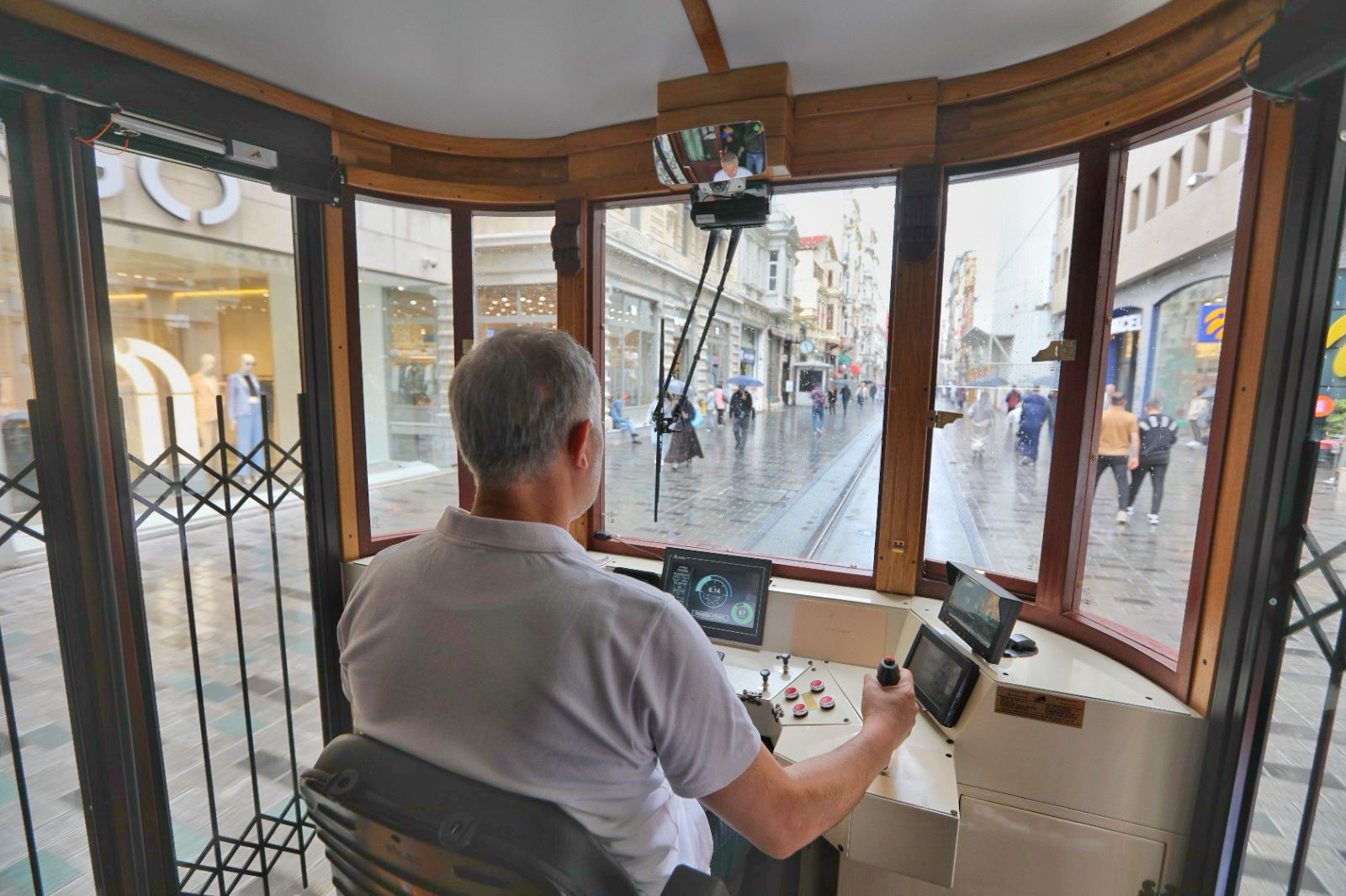 İSTİKLAL CADDESİNE BATARYALI TRAMVAY GELİYOR