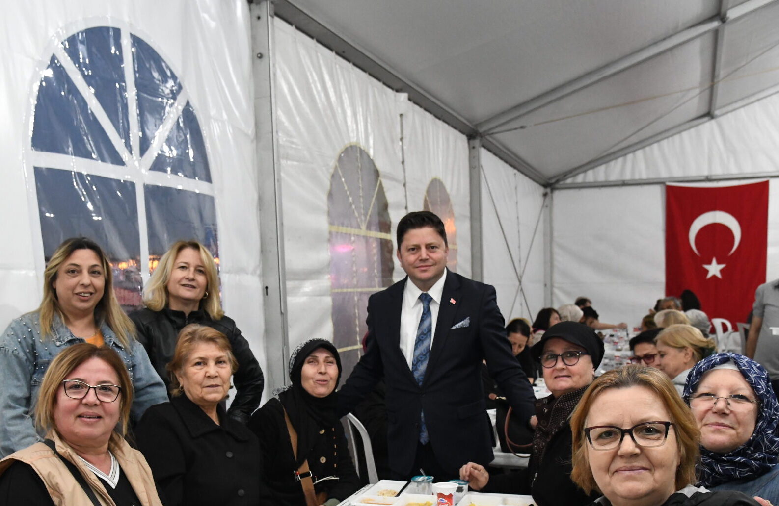 AKP SEÇİMİ KAYBEDİNCE KADIKÖY’DEKİ İFTAR ÇADIRINI KALDIRDI