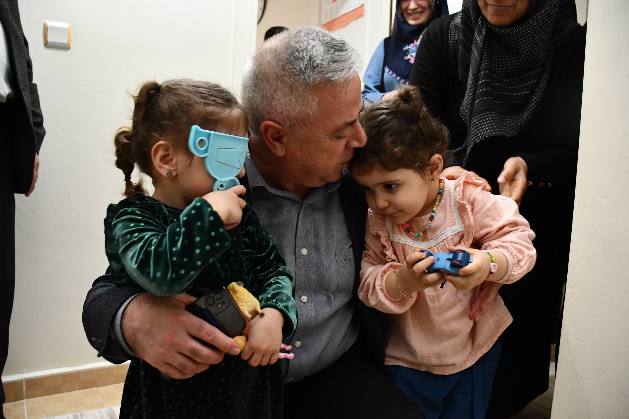 Çekmeköy Kaymakamı Resul Çelik, Beşiktaş’taki yangında hayatını kaybeden Atanur Aladağ’ın ailesine taziye ziyaretinde bulundu.