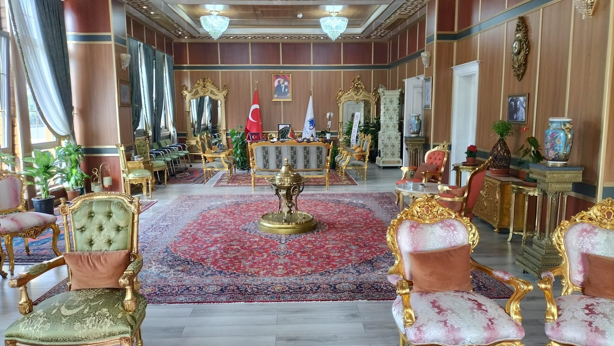 Manisa Yunusemre Belediyesi Makam Odası Skandalı Ortaya Çıktı: Şatafat Sona Erdi