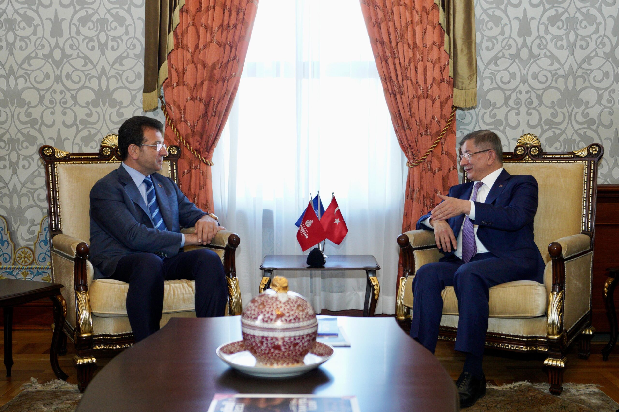 DAVUTOĞLU’NDAN İMAMOĞLU’NA TEBRİK ZİYARETİ