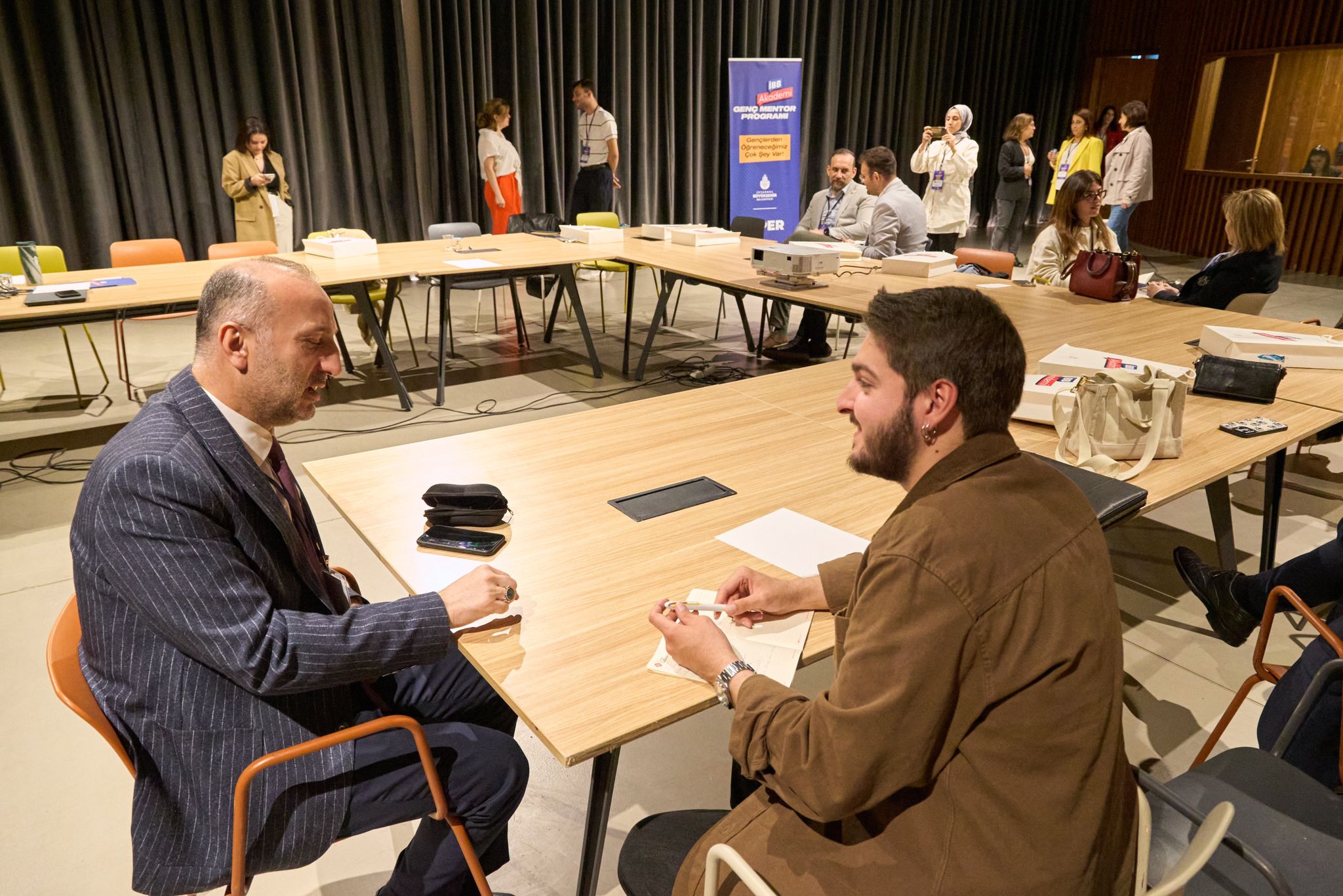 KAMUDA BİR İLK: GENÇLER YÖNETİCİLERİNE MENTORLUK YAPACAK