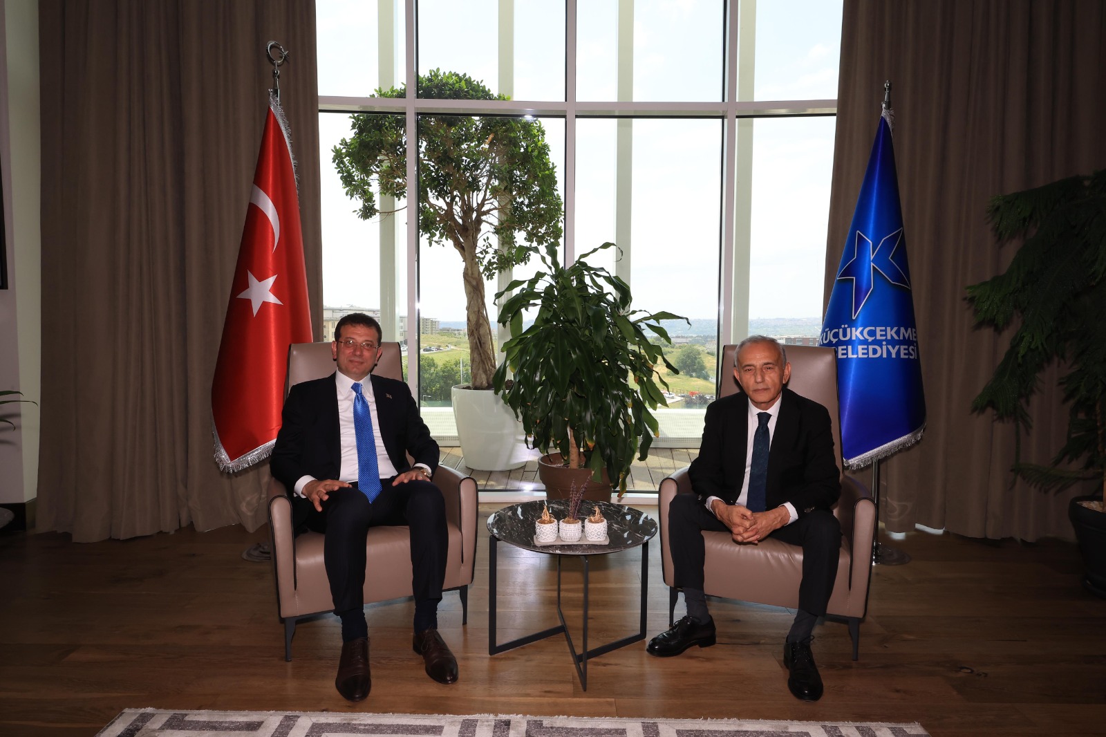 İMAMOĞLU’NDAN KÜÇÜKÇEKMECE BELEDİYE BAŞKANI ÇEBİ’YE TEBRİK ZİYARETİ