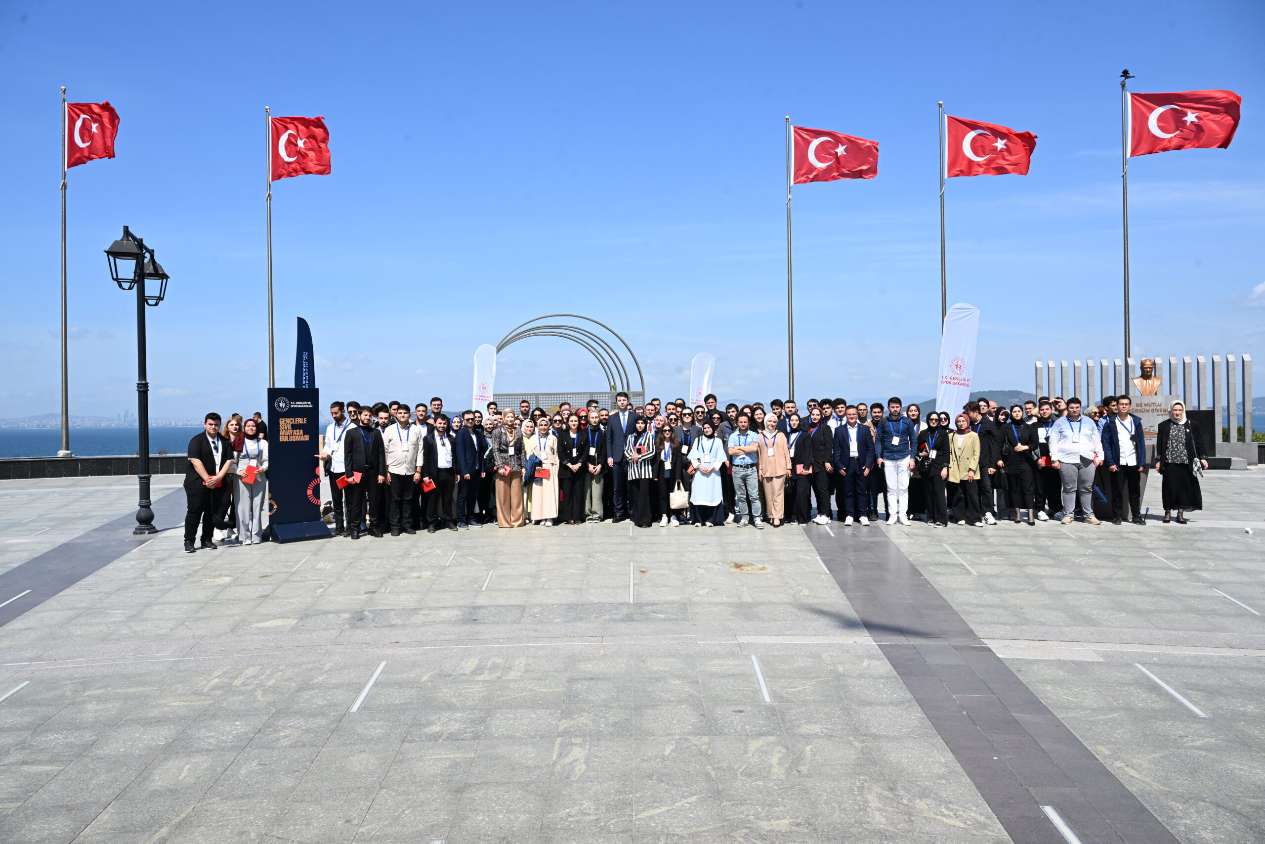 İstanbul Demokrasi ve Özgürlükler Adası’nda “Gençlerle Sivil Anayasa Buluşması” Gerçekleştirildi