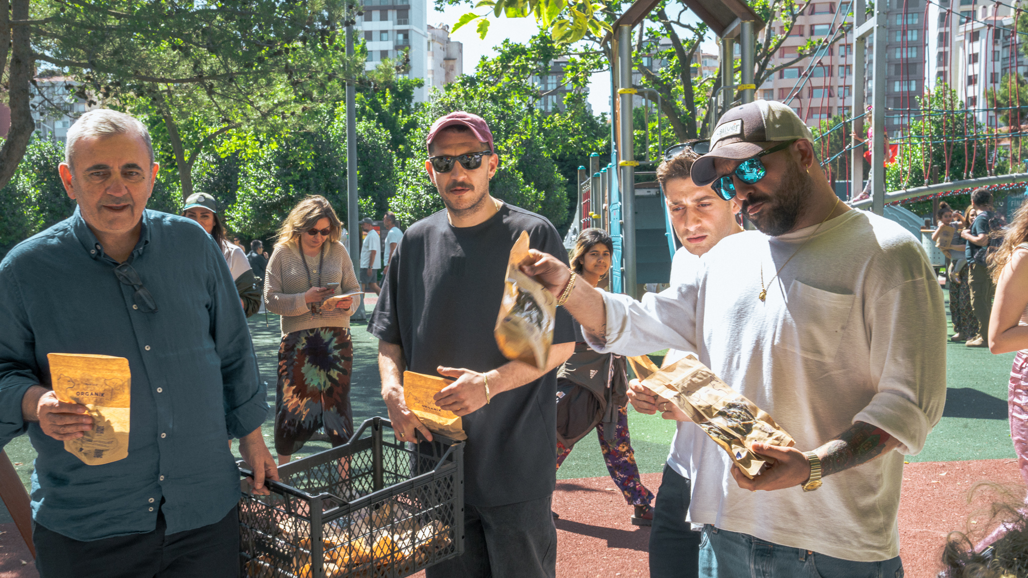 “Ünlülerden Destek: Sokak Hayvanlarına Besleme ve Gıda Atık Döngüsü Projesine Dikkat Çeken Hareket”