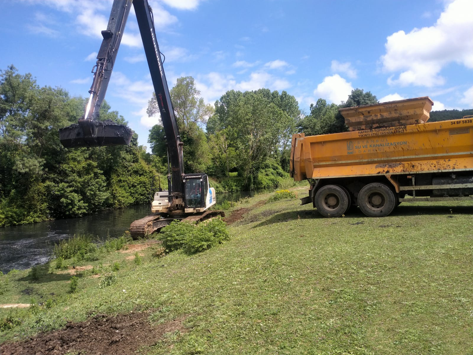 DSİ SORUMLULUĞUNDAKİ RİVA DERESİ’NDE İBB TEMİZLİĞİ