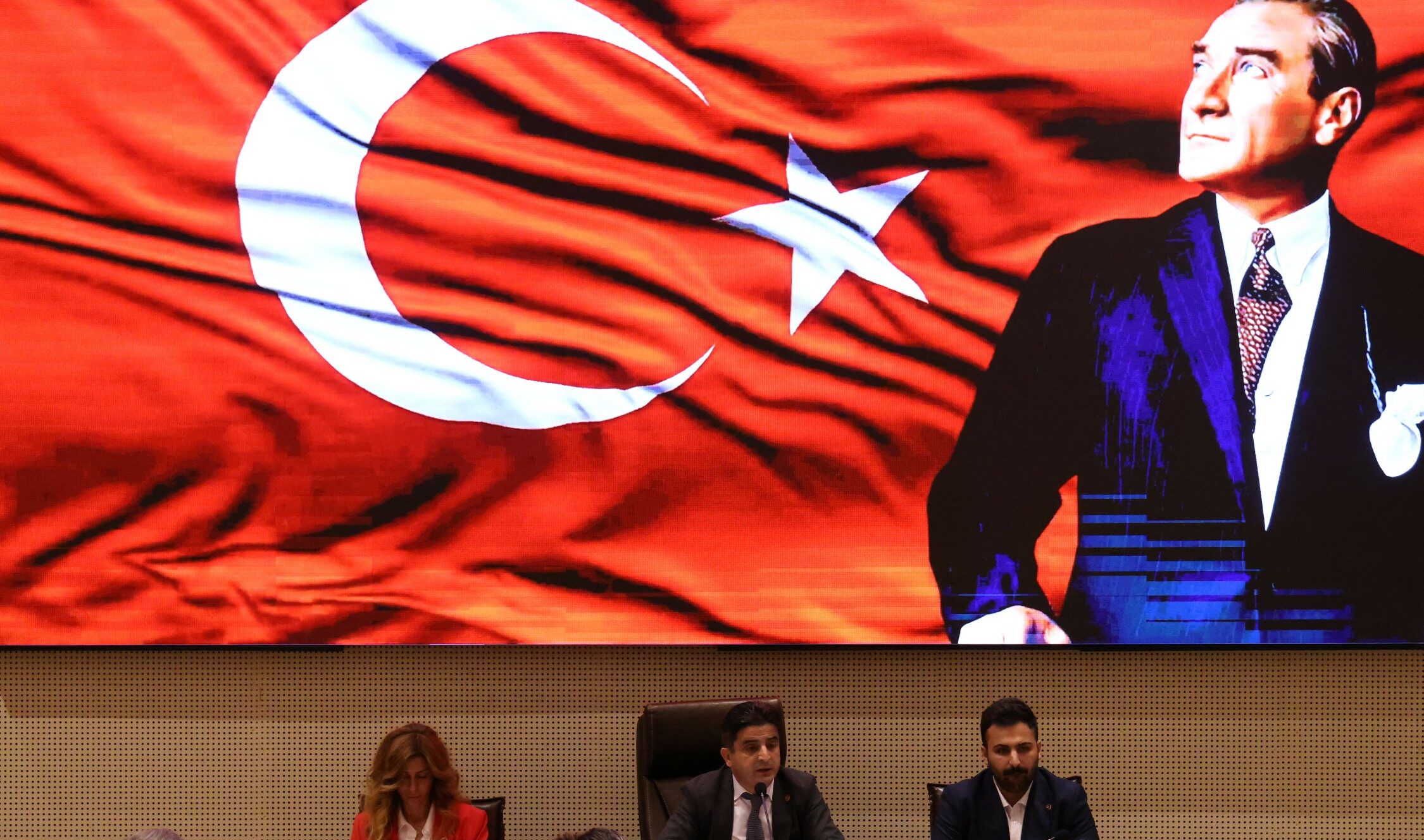 Çekmeköy Belediye Meclisi’nde Gergin Anlar: Kapanan Kafeler, Şehit Parkı Tartışmaları ve Komisyon Seçimi”