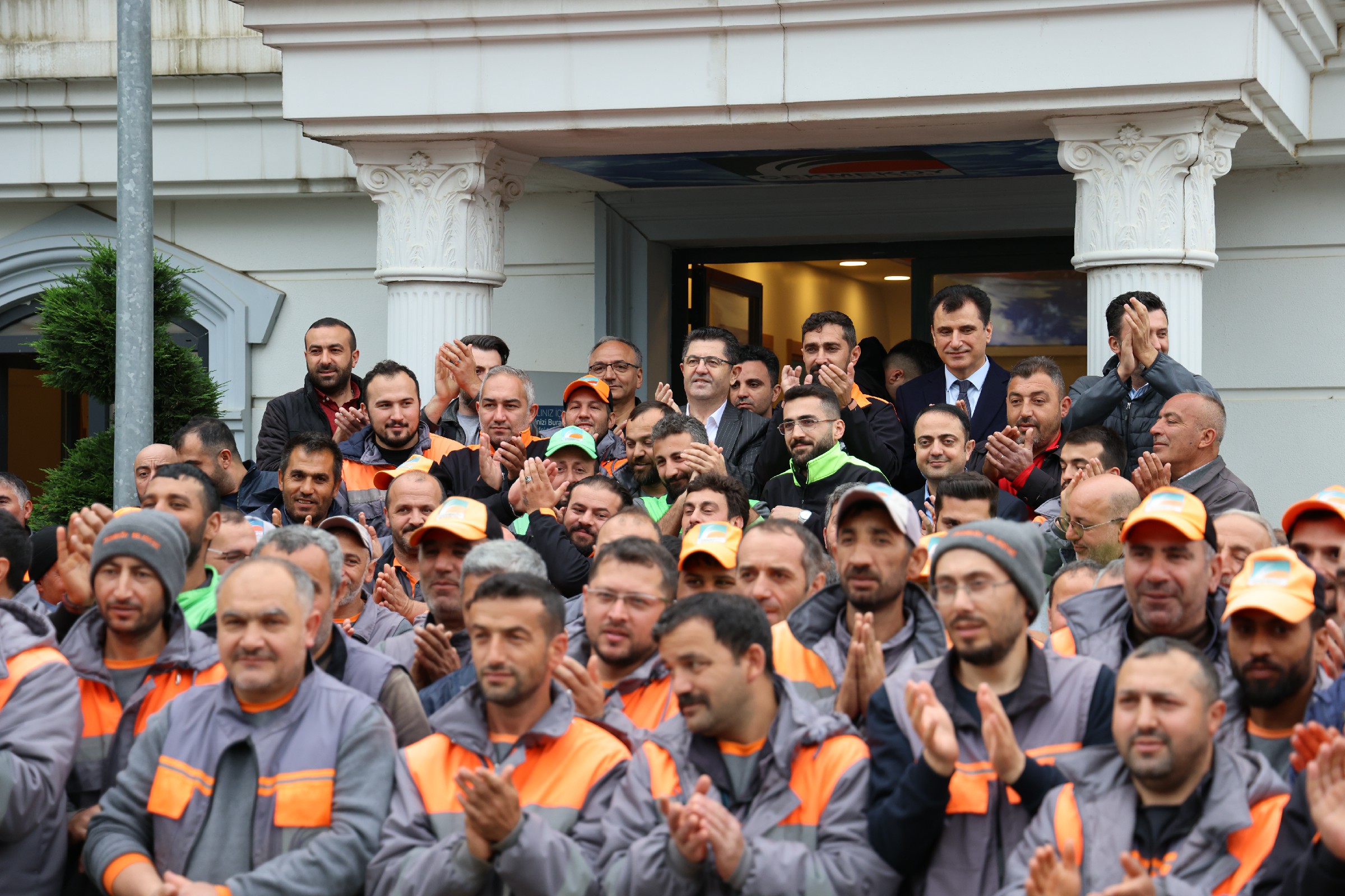 BAŞKAN ÇERKEZ, BELEDİYE PERSONELİNİN 1 MAYIS BAYRAMI’NI KUTLADI