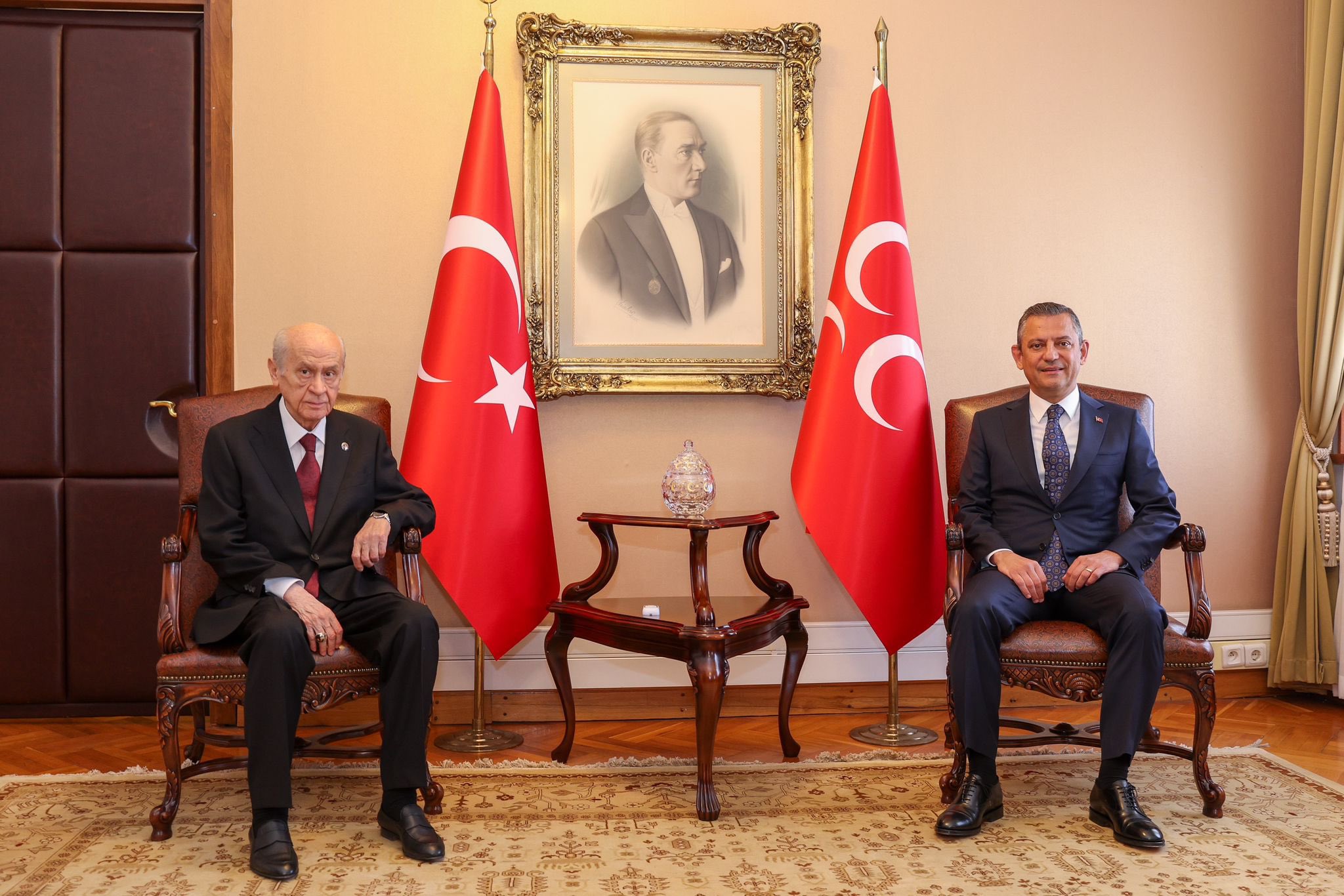 CHP Genel Başkanı Özgür Özel, MHP Genel Başkanı Devlet Bahçeli’yi TBMM’de Ziyaret Etti