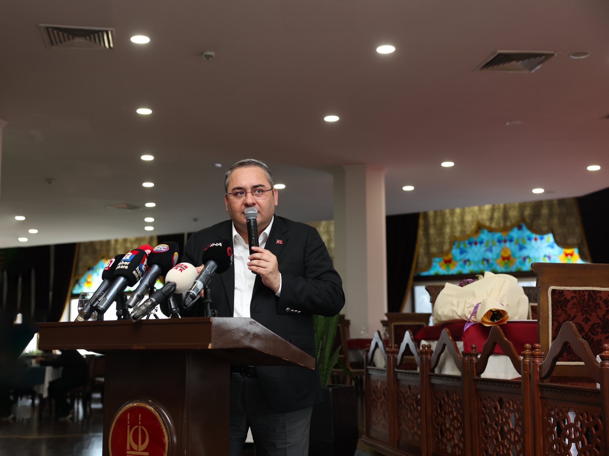 Keçiören Belediye Başkanı Dr. Mesut Özarslan, Muhtarlarla İstişare Toplantısında Bir Araya Geldi