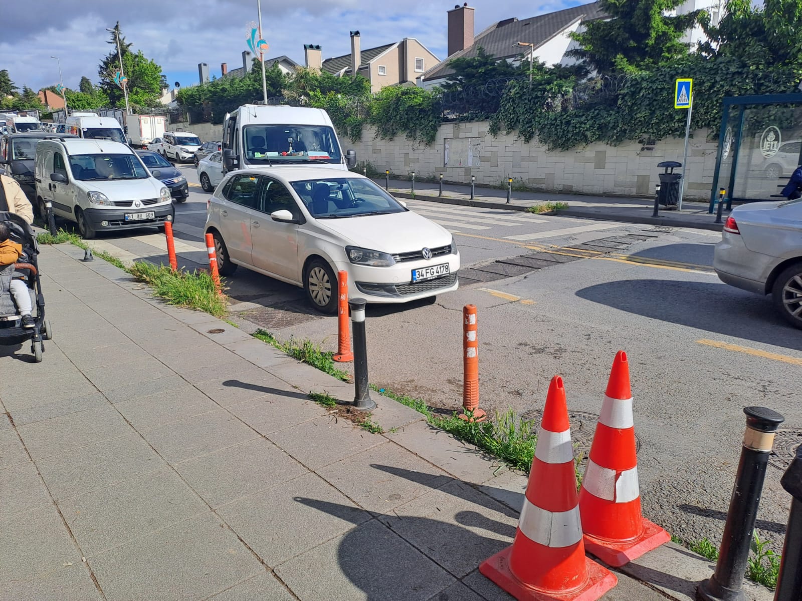 Düzensiz Park Sorunu Çekmeköy Anaokulu Servis Şoförlerini Zorluyor”