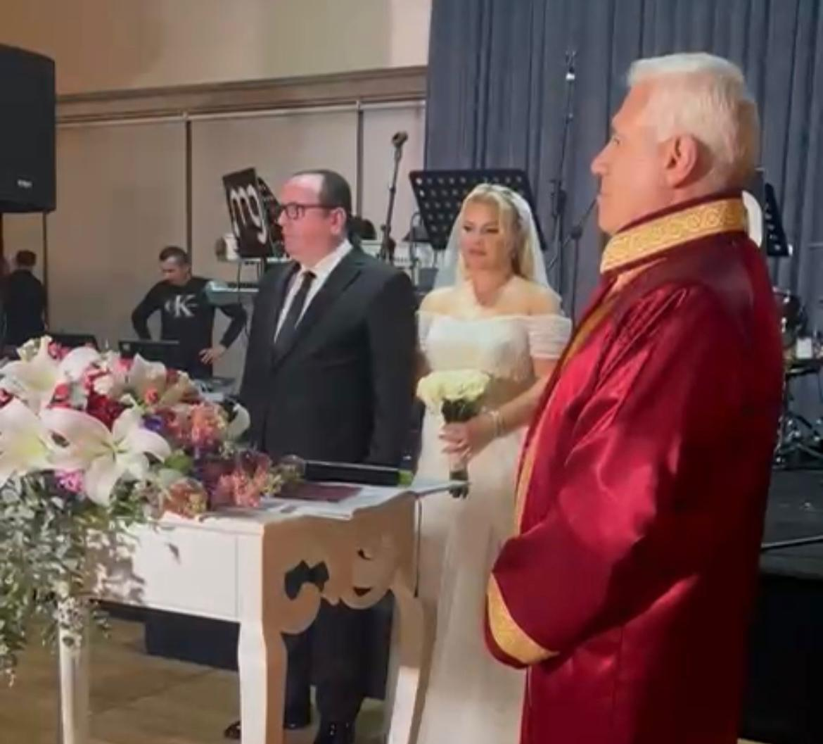 Tan Okulları Yönetim Kurulu Başkanı Erten Kayan, hayatını Nalan Ateş ile birleştirerek dünya evine girdi.