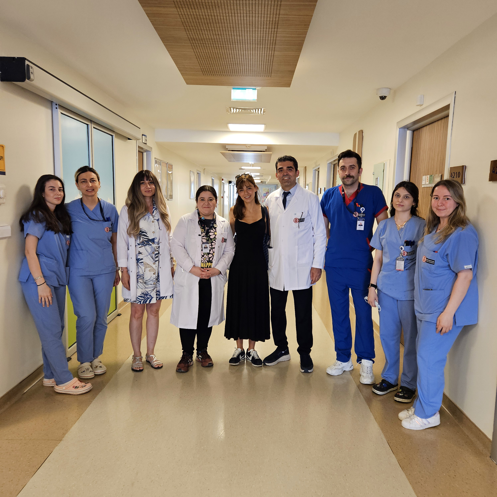 Ünlü oyuncu Aslıhan Malbora tedavi gören çocuklara bayram için “Tebessüm Bebekleri” hediye etti.