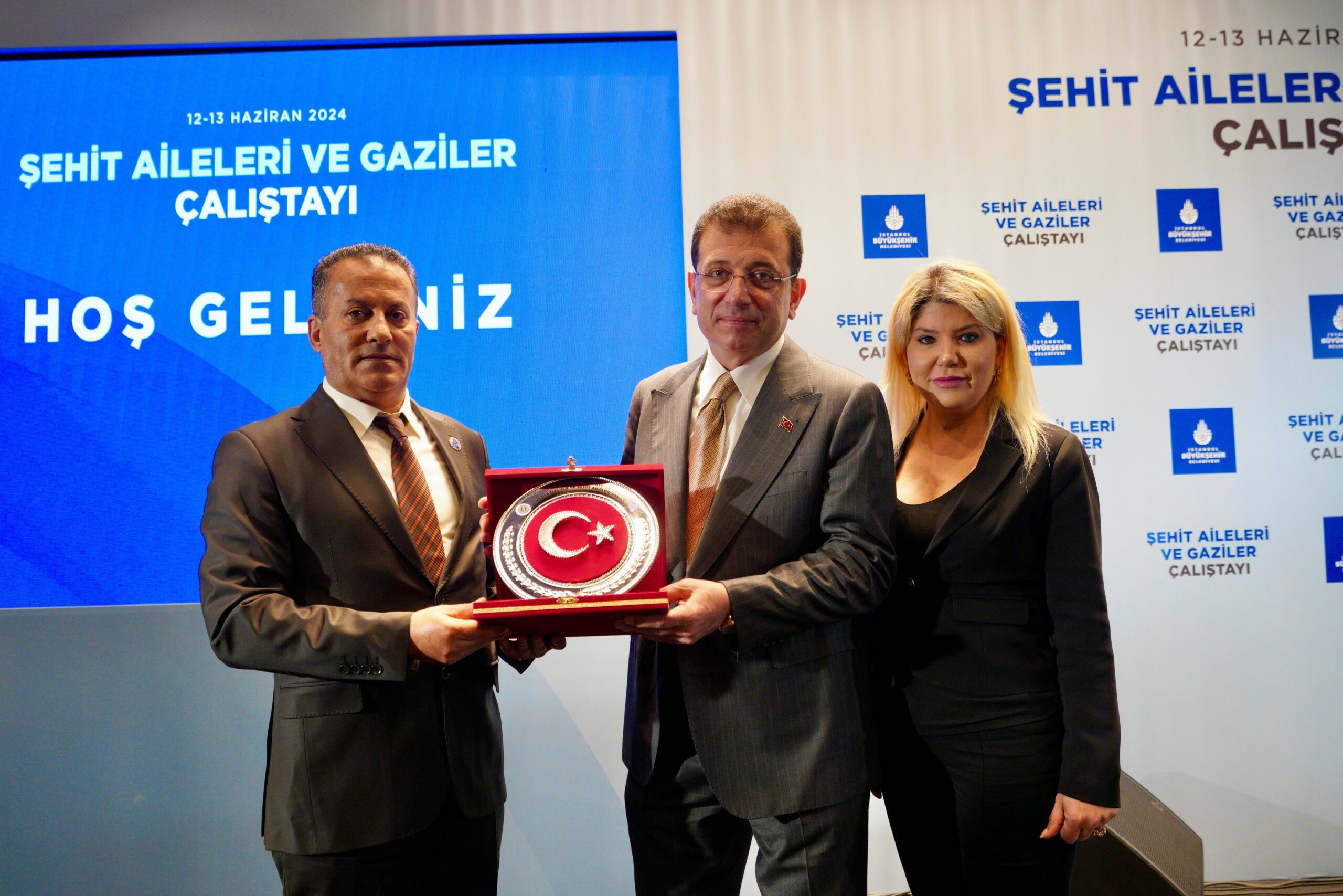 CHP Genel Başkanı Özgür Özel ve İBB Başkanı Ekrem İmamoğlu, ‘Şehit Aileleri ve Gaziler Çalıştayı’nın kapanış konuşmalarını yaptı. 