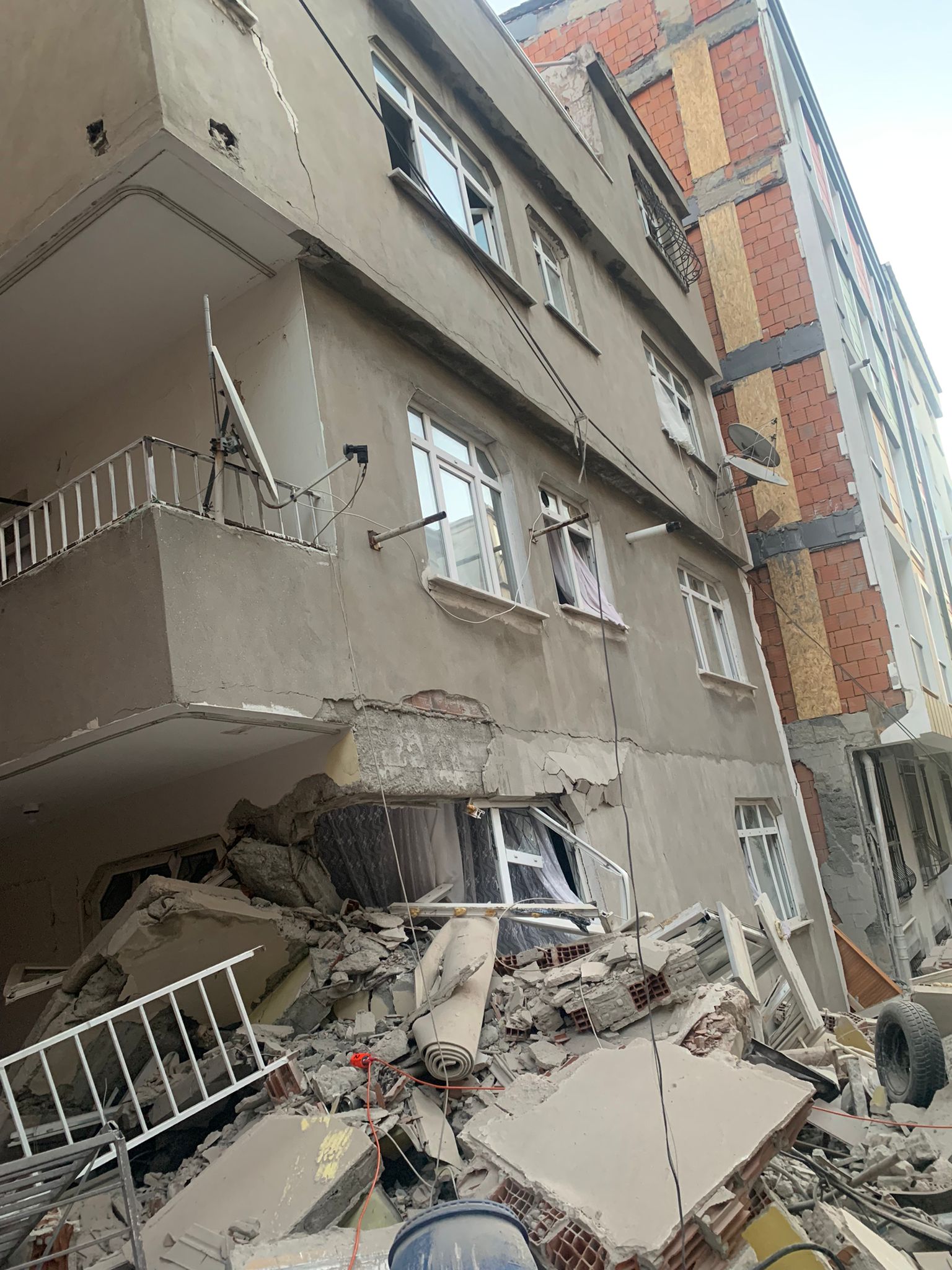 İBB EKİPLERİ BAHÇELİEVLER’DE ÇALIŞMALARINI TAMAMLADI