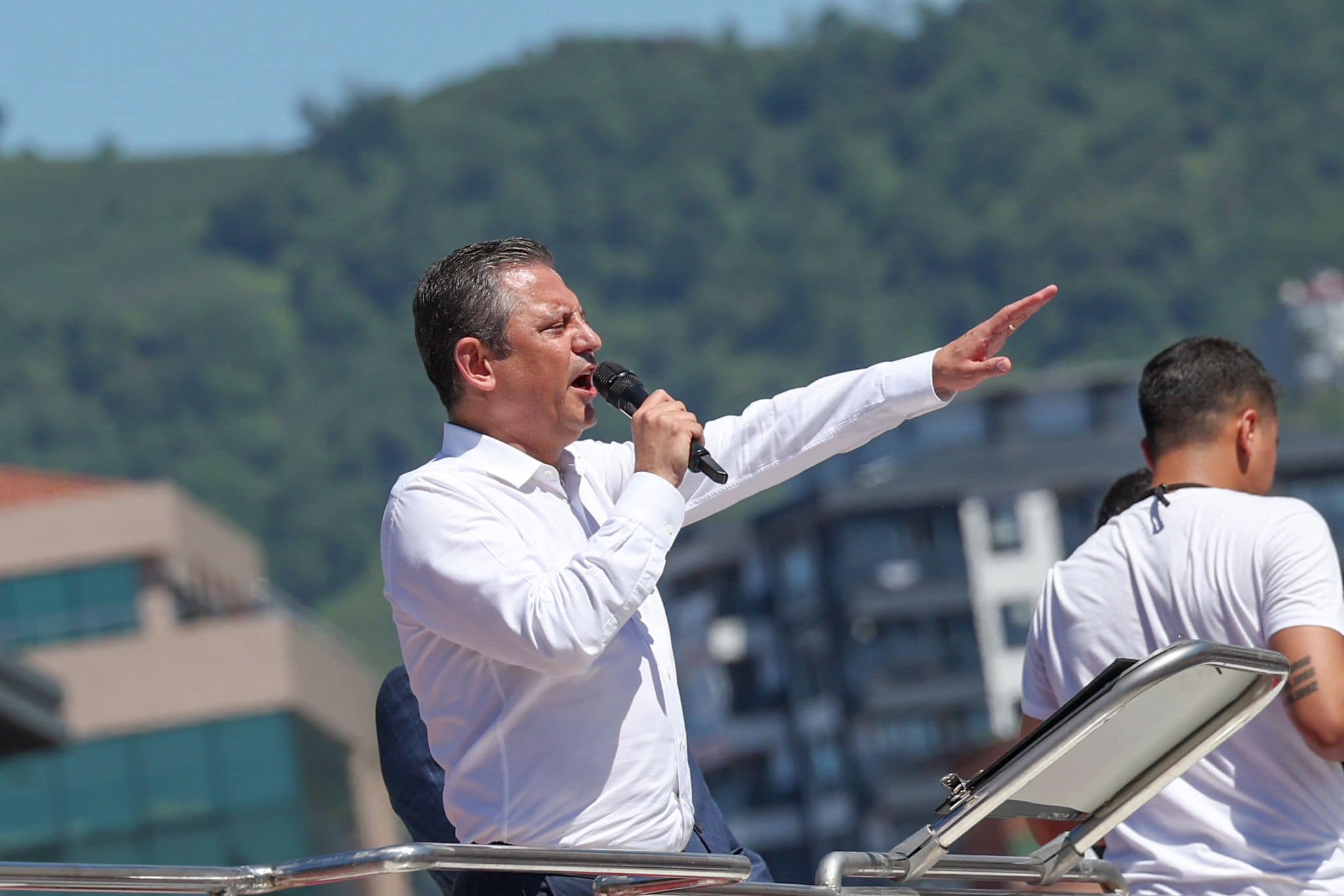 Özgür Özel'den Tuzla Çıkışı: "İmar Usulsüzlüğünün Üzeri Kapatılamaz, Herkes Hesap Verecek"
