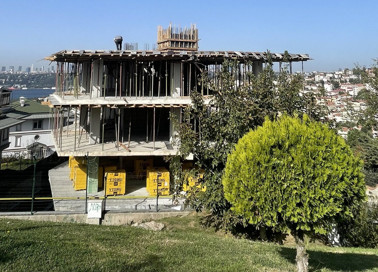 Üsküdar’da Başkan Sinem Dedetaş’tan Kararlı Adım: Şehit Halil Kantarcı Parkı Önünü Kapatacak İnşaat Mühürlendi