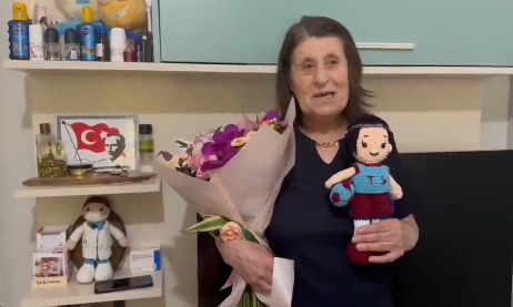 Eyüpsultan’da Otobüs Şoförü, Şikayet Edilen Teyzenin Evine Özür Ziyareti Yaptı”