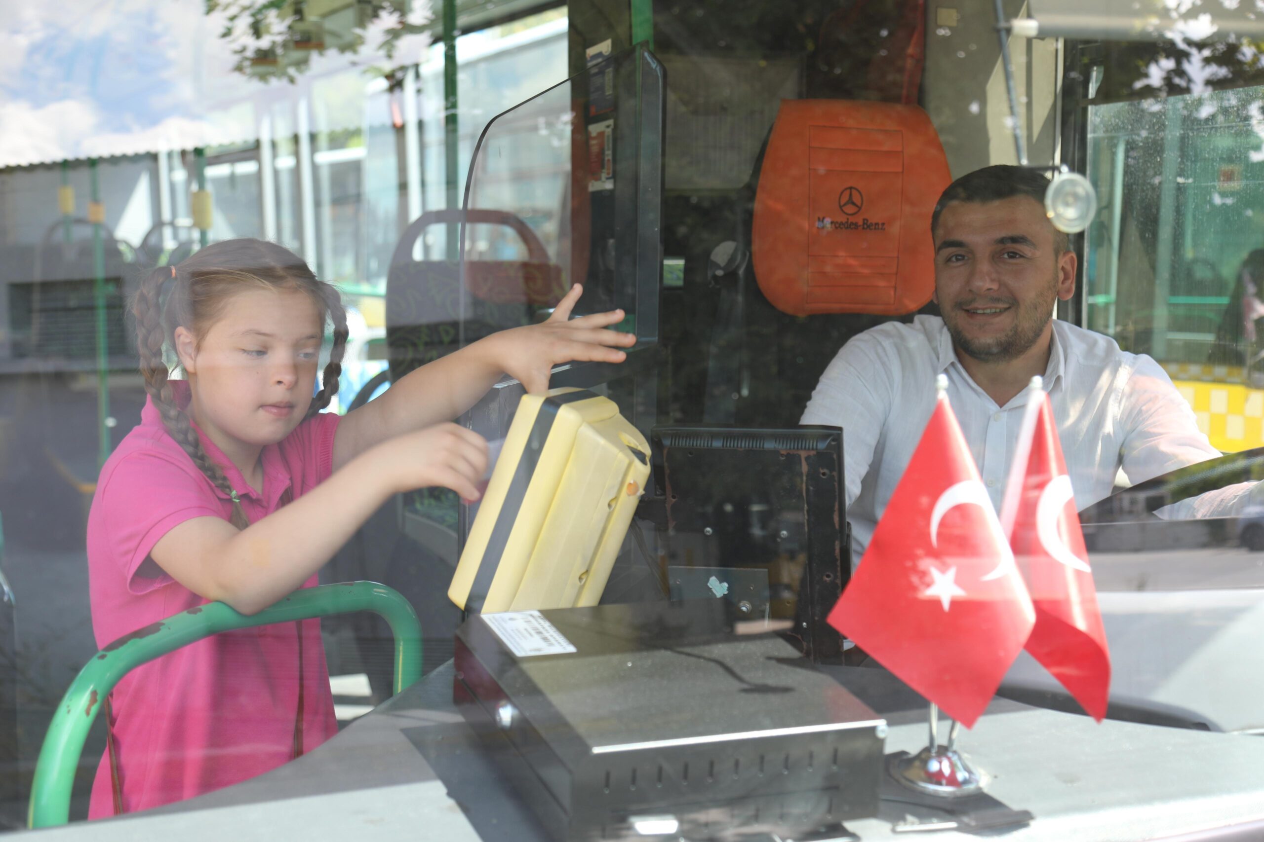 KAYBOLAN 10 YAŞINDAKİ ÇOCUK, İETT ŞOFÖRÜNÜN DİKKATİ SAYESİNDE BULUNDU