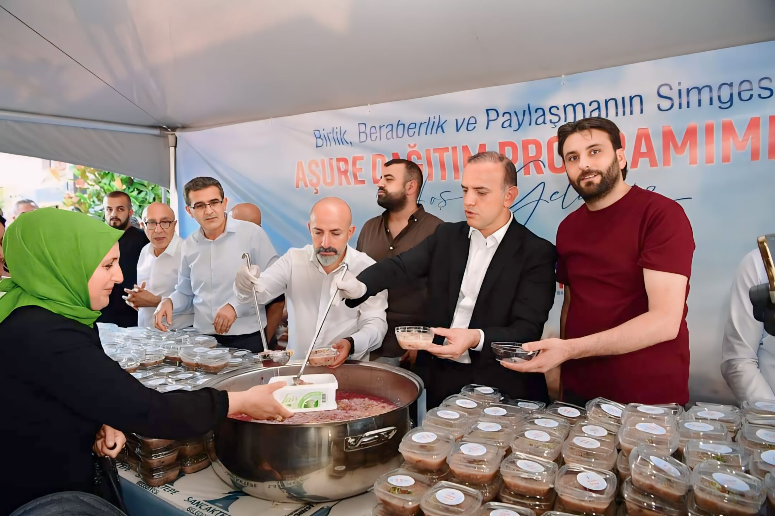 Başkan Alper Yeğin, Muharrem Ayı’nın Son Gününde Sarıgazi Meydanı’nda Aşure İkram Etti