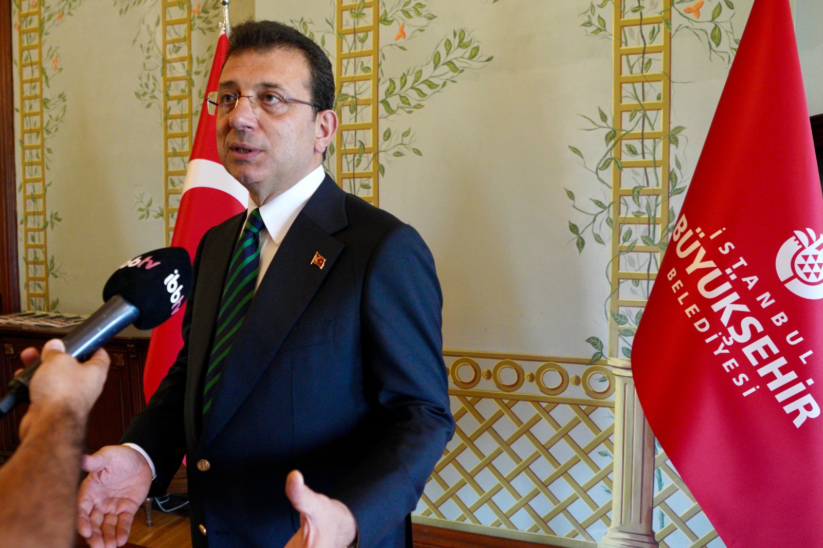 BAŞKAN İMAMOĞLU’NDAN SERT TEPKİ “EKONOMİK PAKETLER HAZIRLAYARAK MEMLEKETİN EKONOMİSİNİ DÜZELTEMEZSİNİZ”