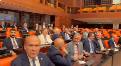 CHP Milletvekillerinden TBMM’de Kanlı Protesto: “Öldürme, Yaşat”