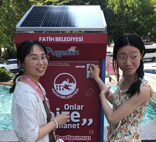 Fatih’te Vatandaşlar 1 TL Karşılığında Sokak Hayvanlarını Besliyor