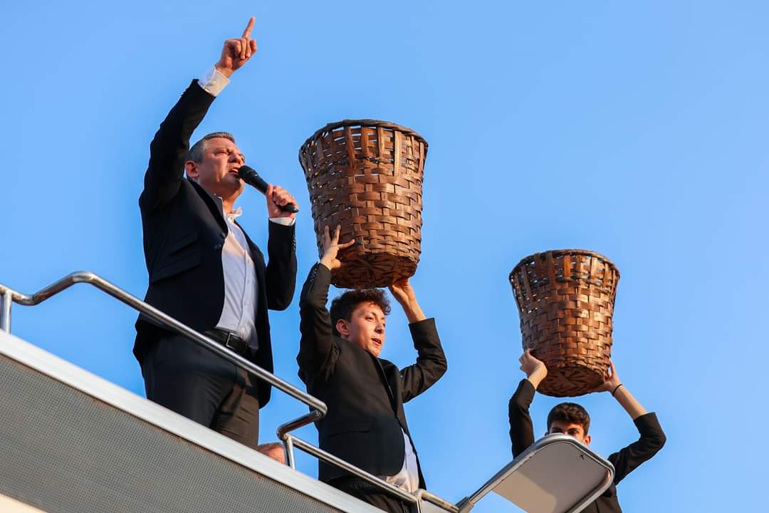 Özgür Özel Mudanya’da: “Küfeyi Biz Taşıyacağız, Emeklileri Ayağa Kaldıracağız”