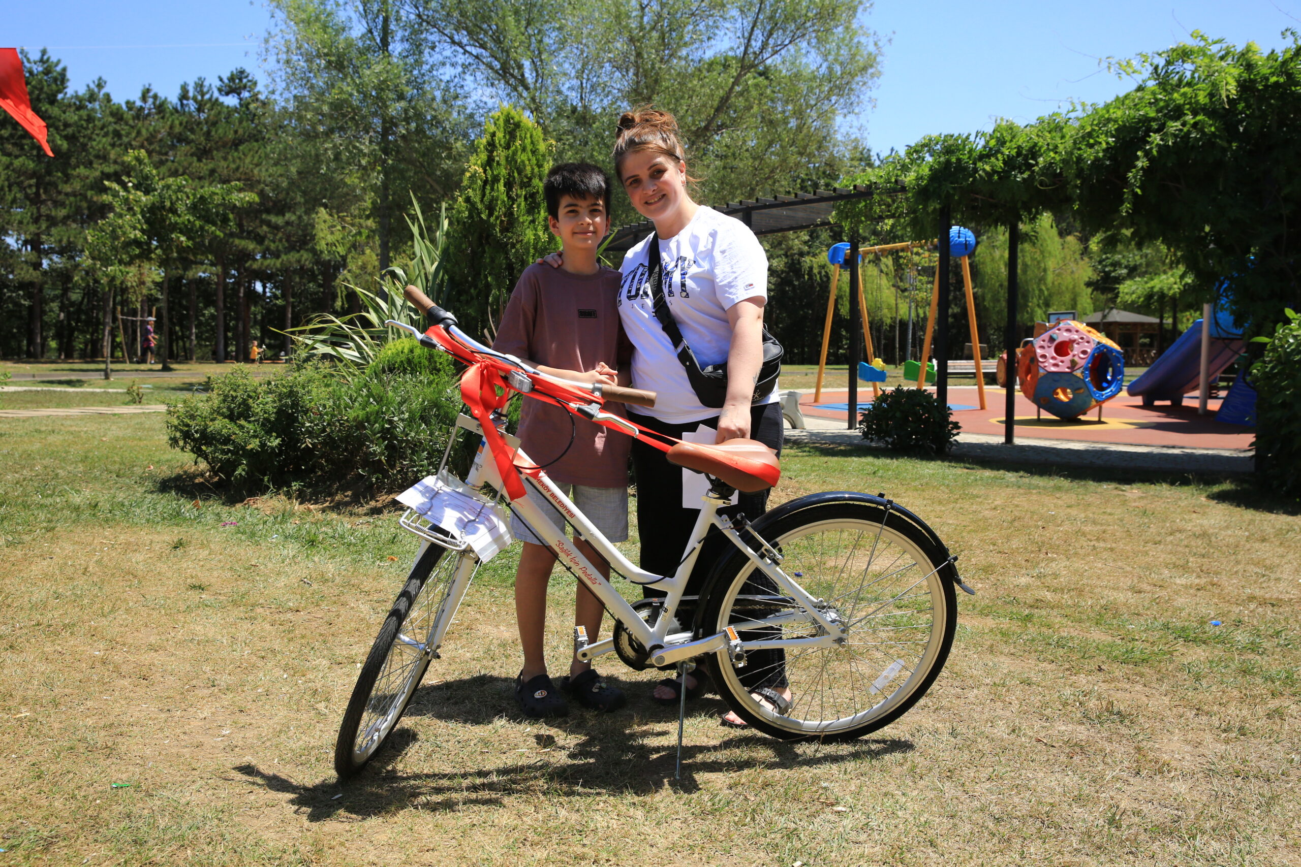 BAŞKAN ÇERKEZ BİSİKLETİ ÇALINAN ÖMER’E BİSİKLET HEDİYE ETTİ