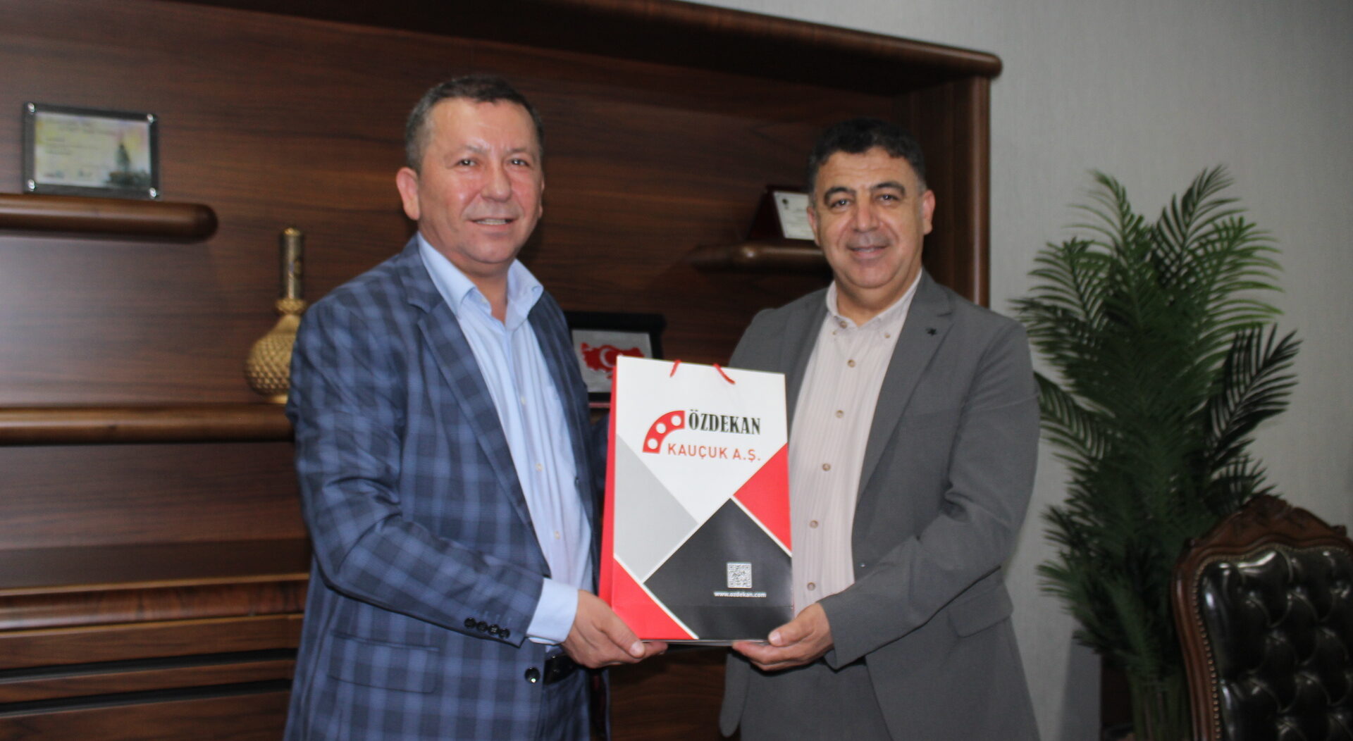 Hamit Çelik, Çekmeköy Belediye Başkan Yardımcısı Fevzi Varlı’yı Ziyaret Etti