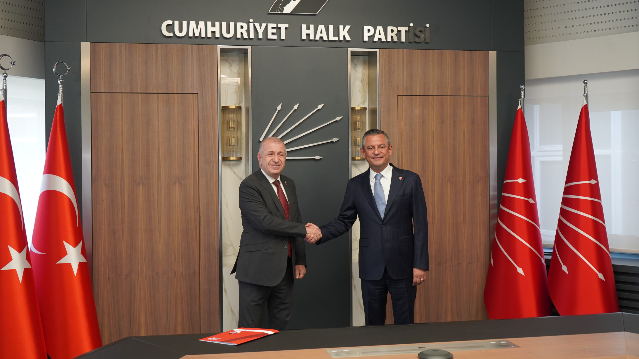 “Zafer Partisi Genel Başkanı Ümit Özdağ, CHP Genel Merkezi’ni Ziyaret Ederek Sığınmacı ve Güvenlik Konularında Önerilerini İletti”