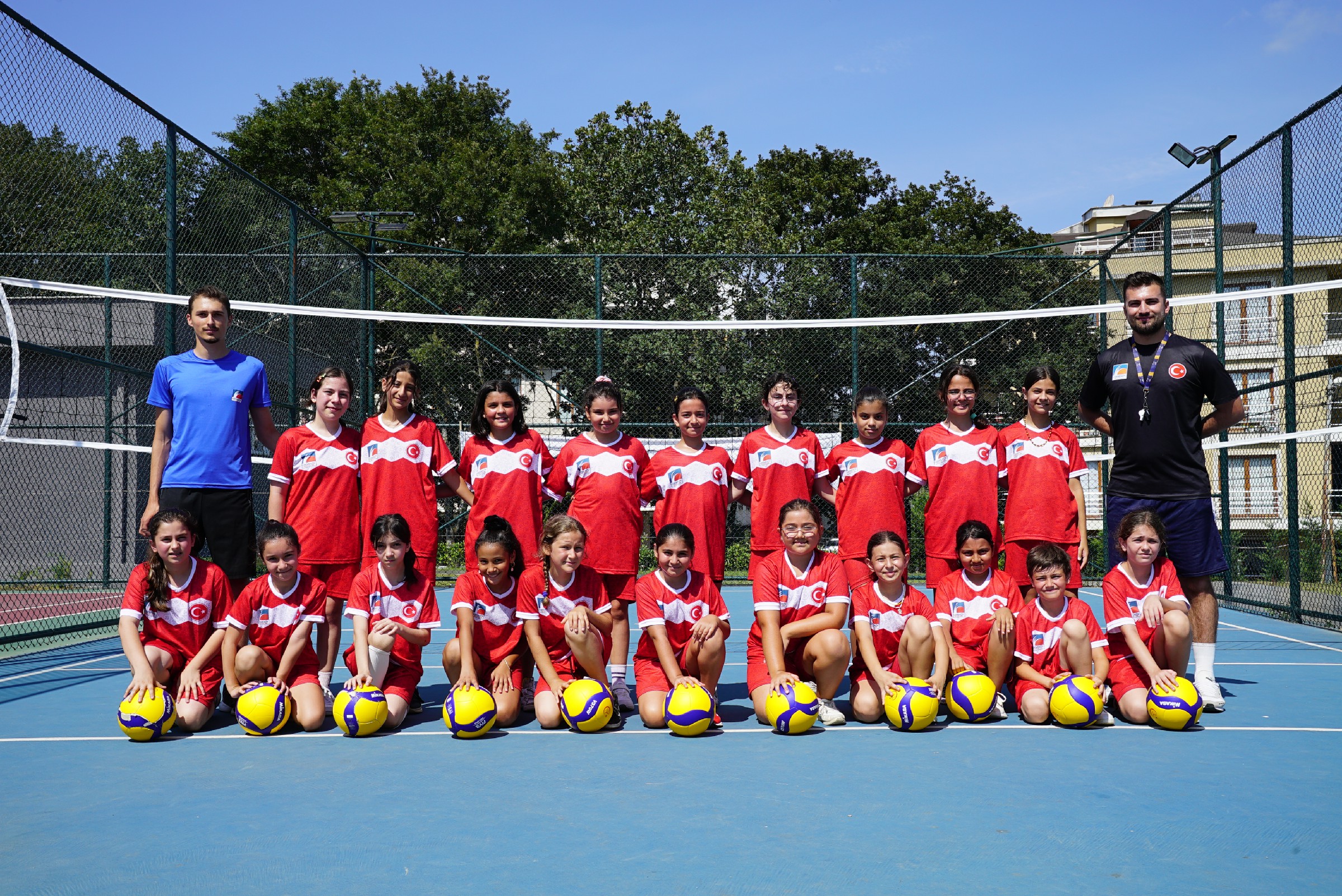 BİN ÇOCUK YAZ SPOR OKULLARINDA DOYASIYA EĞLENİYOR