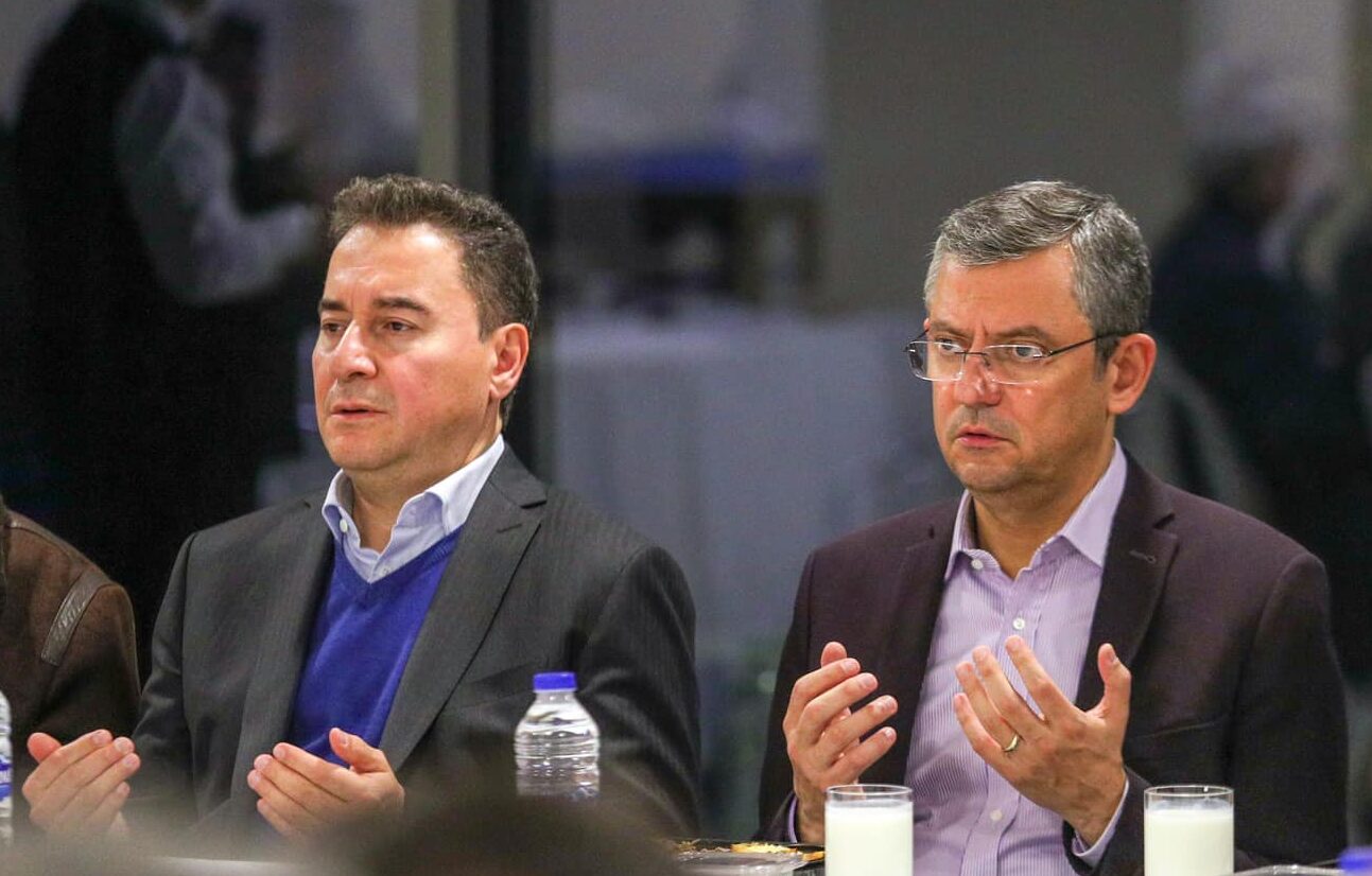 “Ali Babacan, Özgür Özel’i Ziyaret Edecek: DEVA ve CHP Arasında Siyasi Diyalog Kapısı Açılıyor”