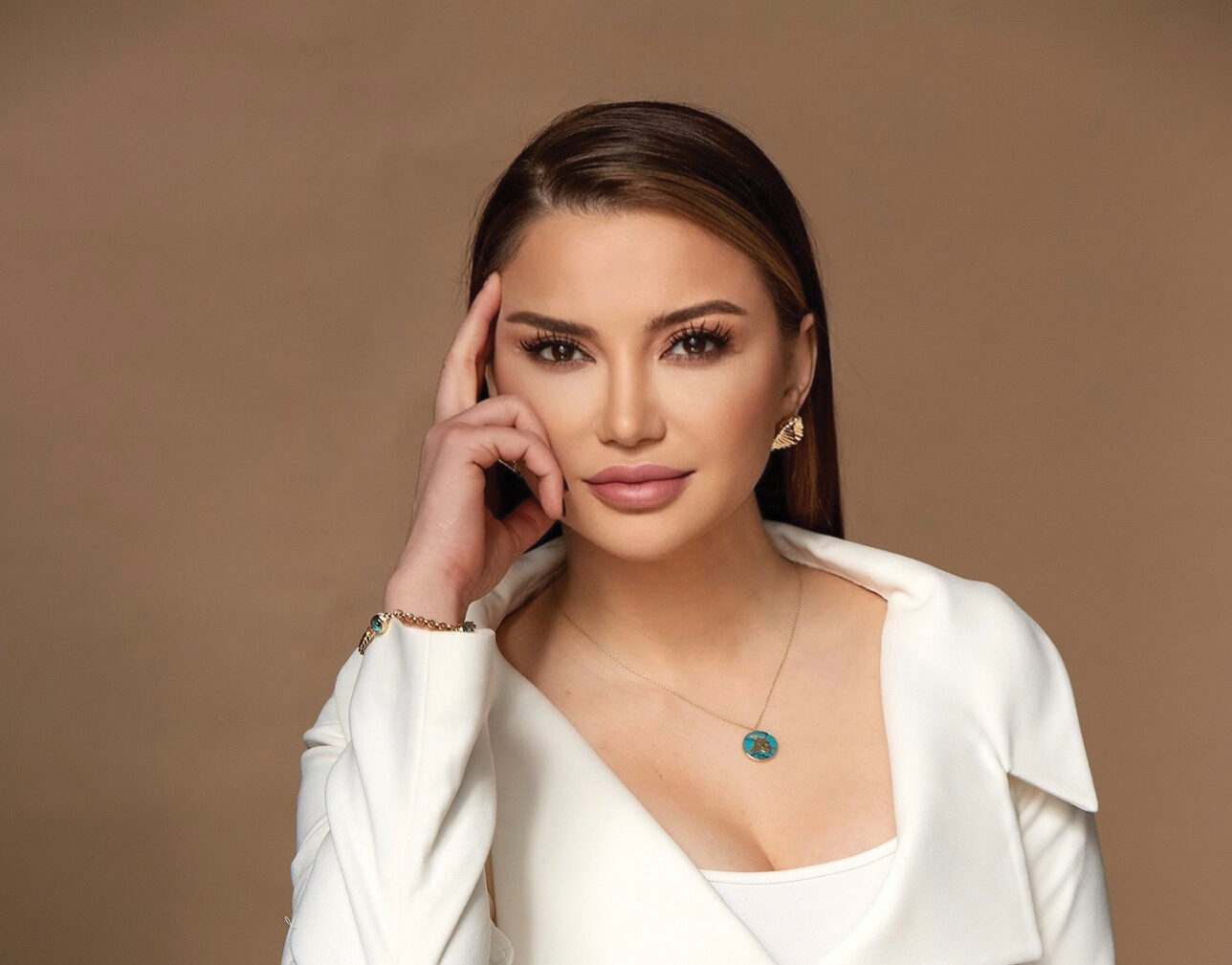 Esra Ezmeci, MAG Ağustos Sayısında Kariyer ve Hayatının Dönüm Noktalarını Anlattı