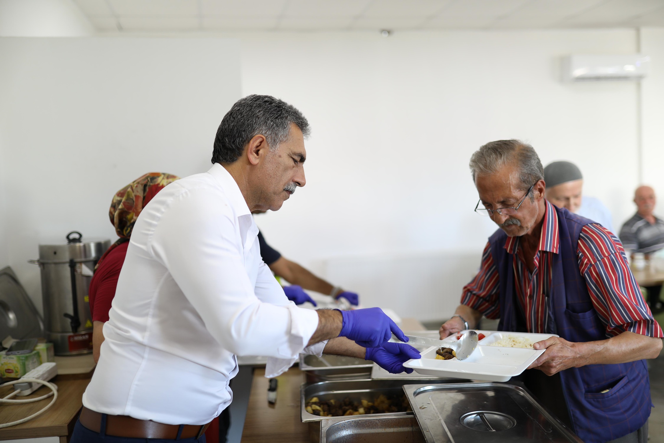 Gemlik Belediye Başkanı Şükrü Deviren, Bayram Demir Yaşlı Konukevi’ni Ziyaret Etti