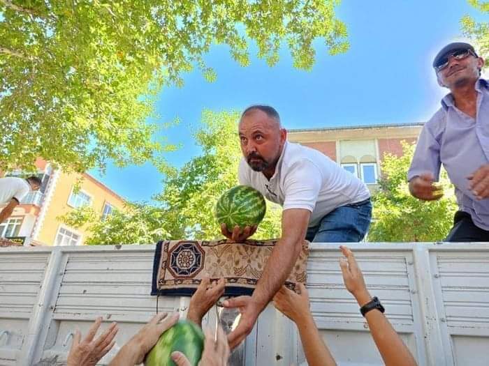 Tokat Zile’de Ücretsiz Karpuz Dağıtımı Büyük İlgi Gördü